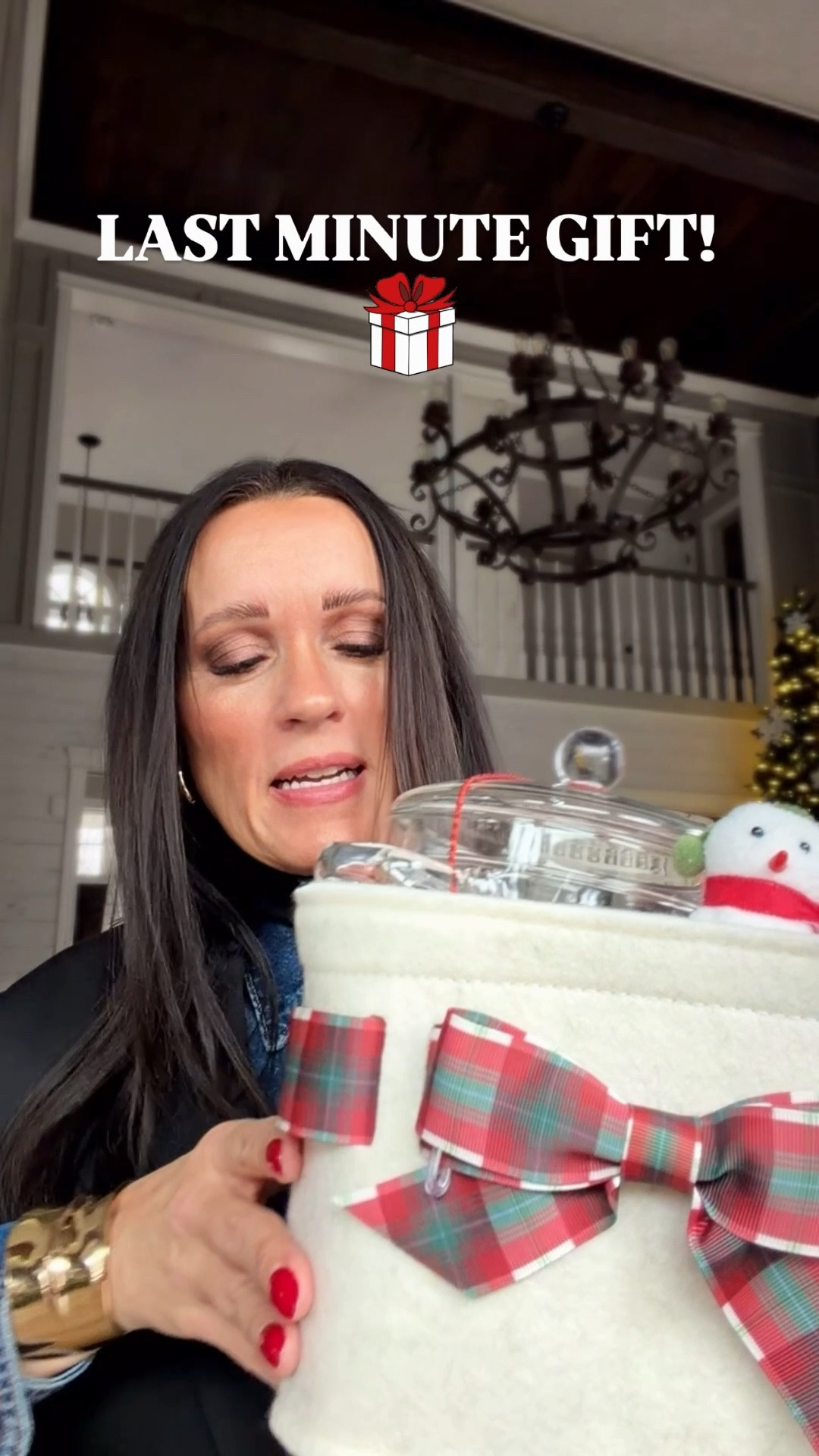 The gift that NEVER fails me & everyone loves to get! Just throw in an apple, orange, cinnamon sticks, whole cloves, fresh herbs if you have them. They will THANK YOU for making their house smell amazing!

Teacher gift | neighbor gift | gift exchange 



#LTKGiftGuide #LTKFindsUnder50 #LTKHoliday