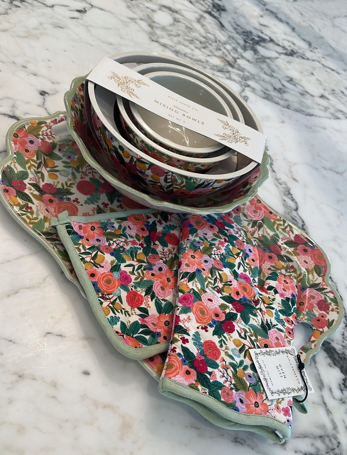 I found this floral set of mixing bowls + serving platter + so many more matching pieces that are STUNNING from Target! These would make an amazing Mother’s Day gift (or just treat yourself 😉) @Target #Target #TargetPartner #ad 