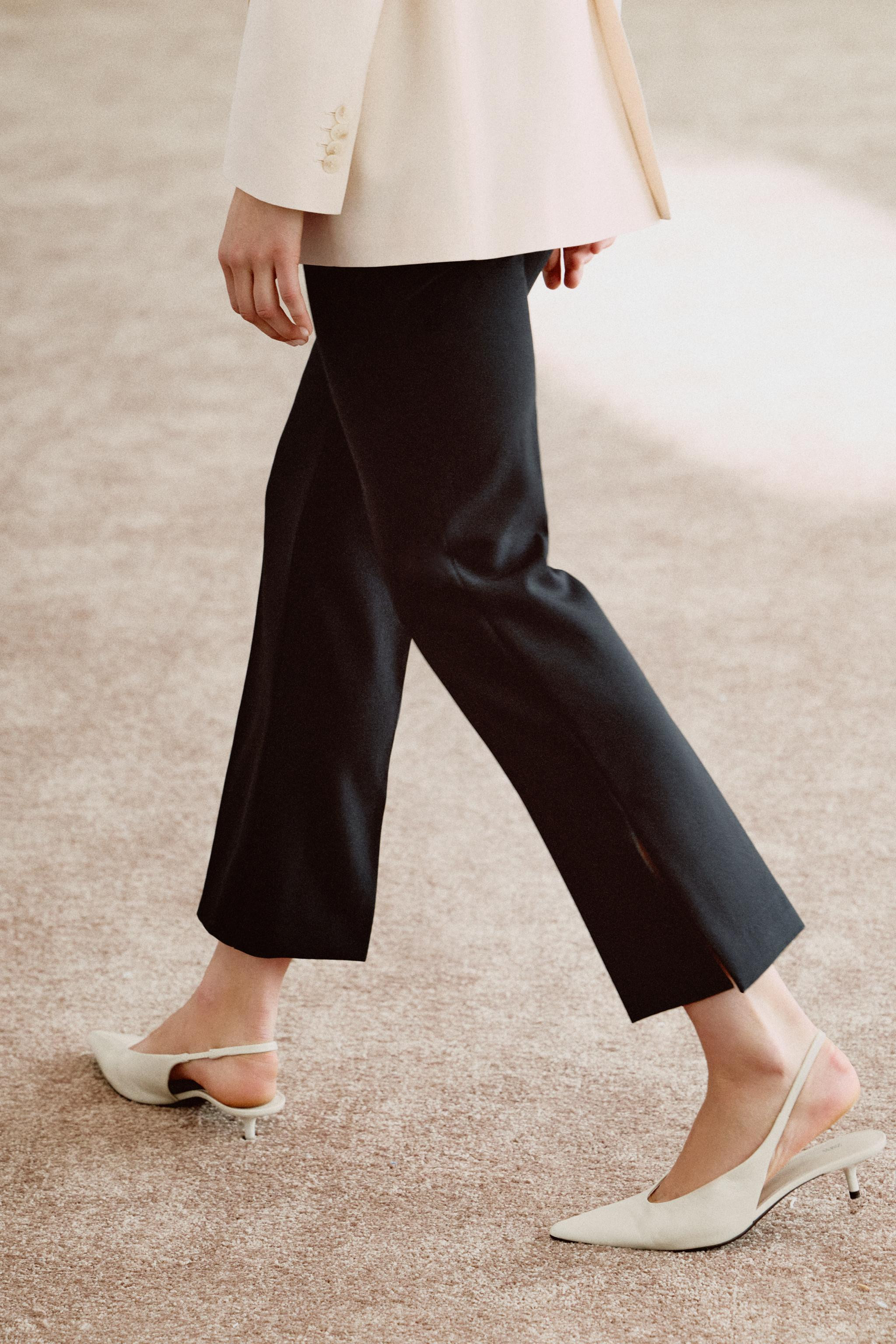 Leather slingback heeled shoes. Back strap with elastic detail. Slim kitten heel. Pointed toe.Hee... | Zara US