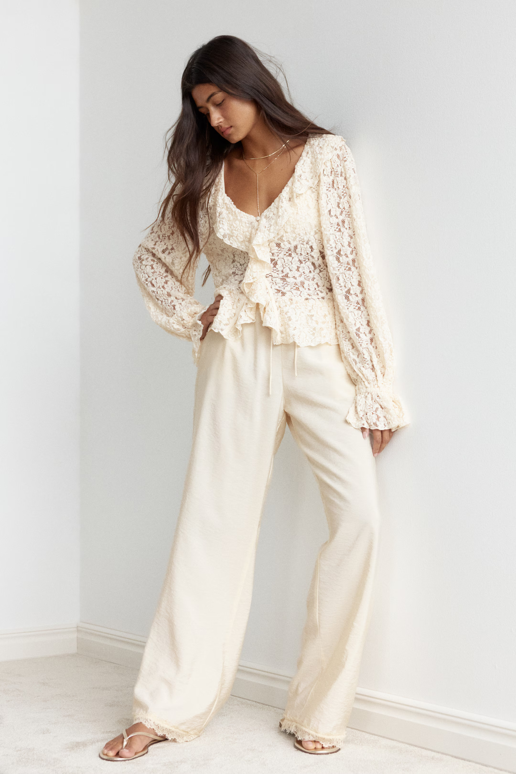 Flounced lace top - Cream - Ladies | H&M GB | H&M (UK, MY, IN, SG, PH, TW, HK)