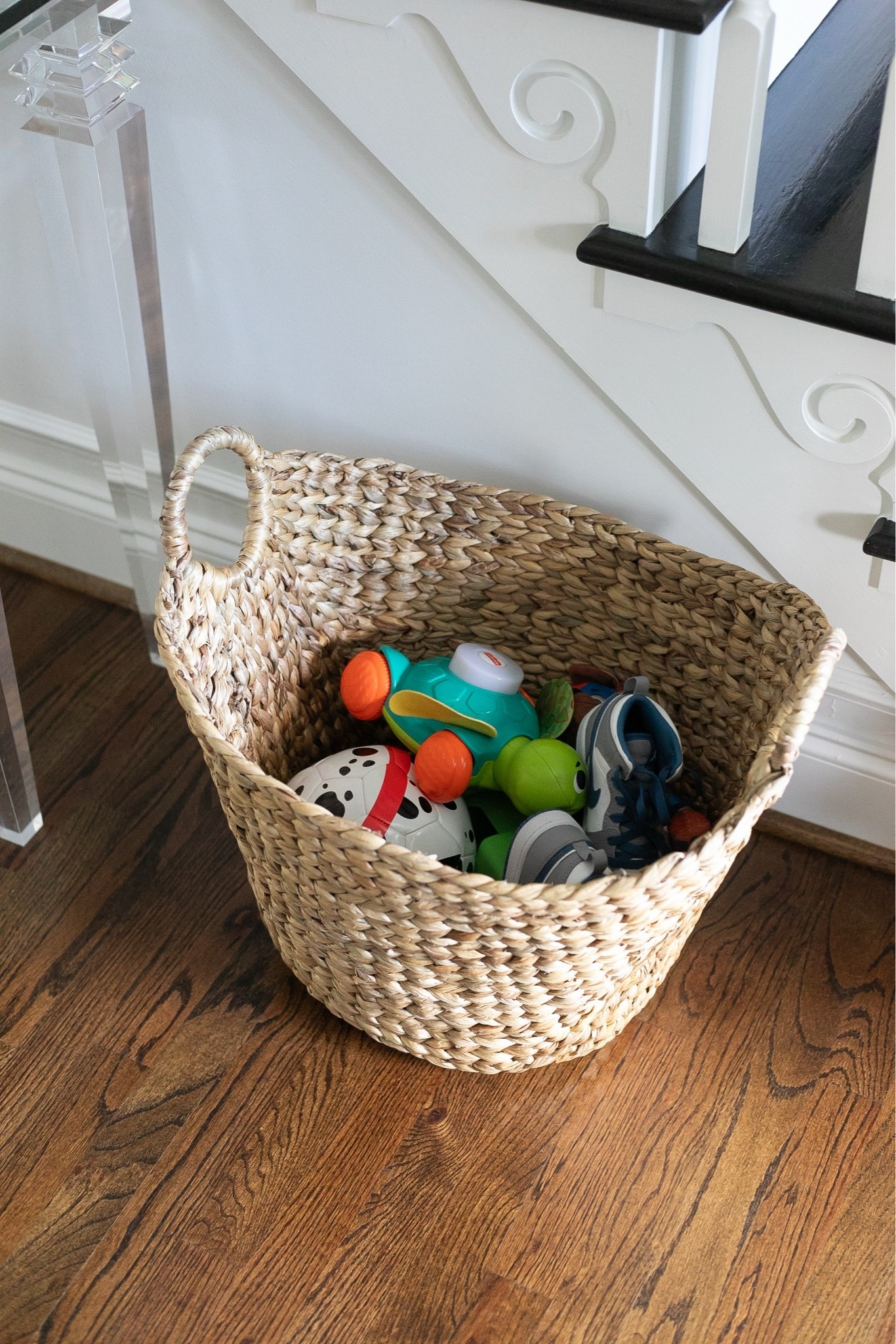 My favorite catch-all basket 🤎
I keep it by the stairs for toys, shoes & random things that need to go upstairs. Super convenient and still looks cute with the decor ✨

home decor // organization // storage basket // woven basket // home organization // neutral decor // mom life // entryway decor // staircase decor // home essentials
