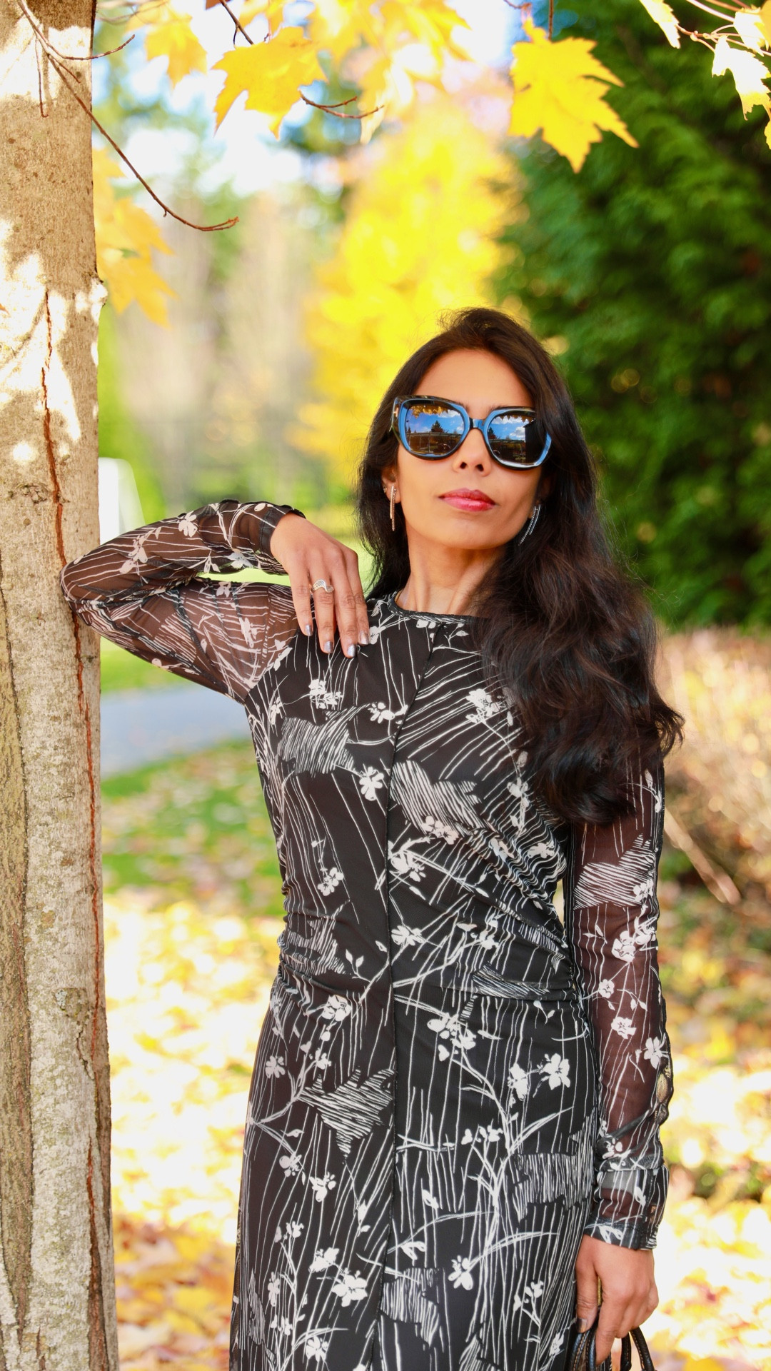 🍂 Wrapped in fall hues and feeling every bit of the season’s charm! 🍁
This @maggylondon midi dress stands out beautifully against the warm autumn backdrop — its bold print and timeless silhouette make it a perfect match for the cozy, colorful days of fall. ✨
The flattering A-line fit and long sleeves add just the right touch of comfort and elegance for workdays or weekend strolls.

Use my code KAMESHWARI15 for 15% off your next purchase! 💕
And sharing the link 👇for your quick access. 

https://maggylondon.com/?ref=ethnique_enigma

Outfit @maggylondon 
🎥 @eyebehindthecamera 
.
.
#maggylondon 
#fallfashion 
#mididresslove 
#effortlesschic 
#fallcolors🍁🍂 
#seattleblogger 
#devistylediaries 
#ethnique_enigma 
#chicandcomfy 
#womenfallfashion 
#prettydresses