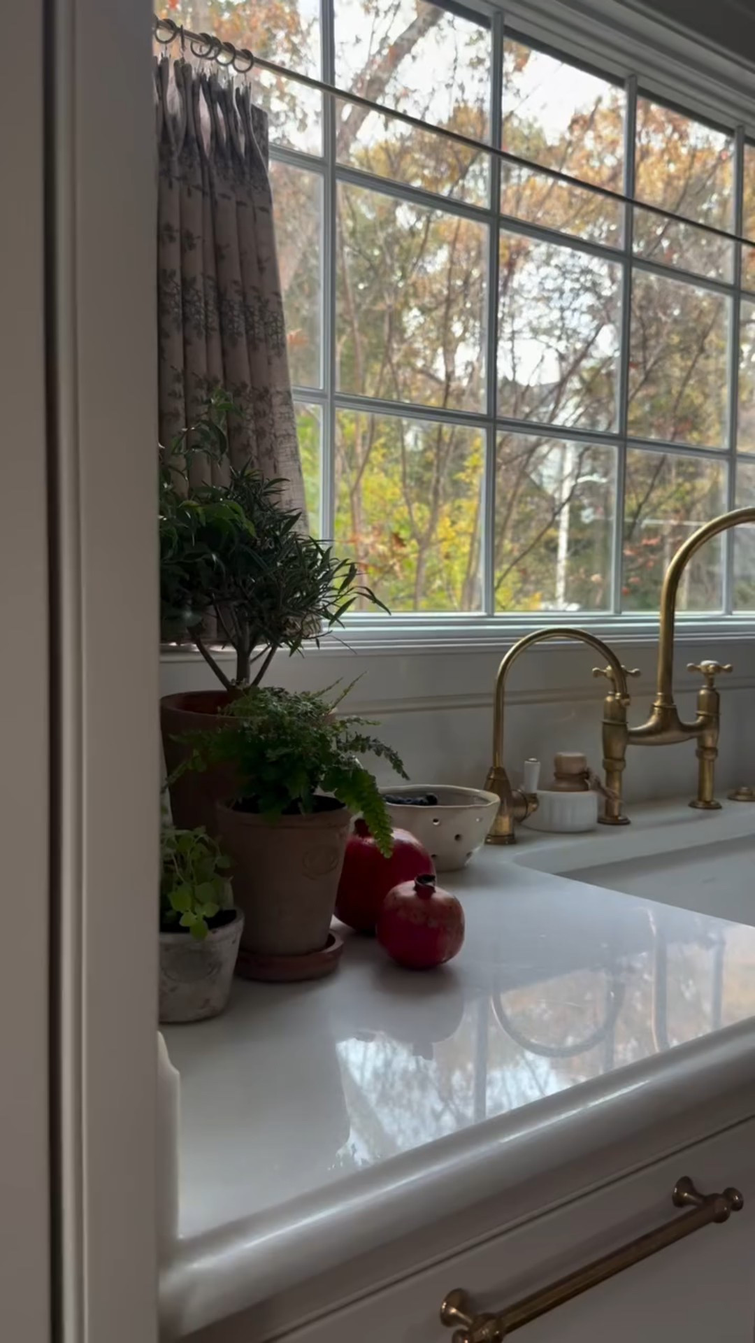 The message I’ll forever put on repeat: let your signs of life be your decor in the kitchen 🤍 By choosing the elevated look of the everyday item, it brings dual purpose to your home, and soul. 

Comment SHOP below to receive a DM with the link to this post on my LTK ⬇ https://liketk.it/5KWPX

#cottagekitchen #nancymeyers #coastalkitchen #kitchensinks #kitchensinkwindow