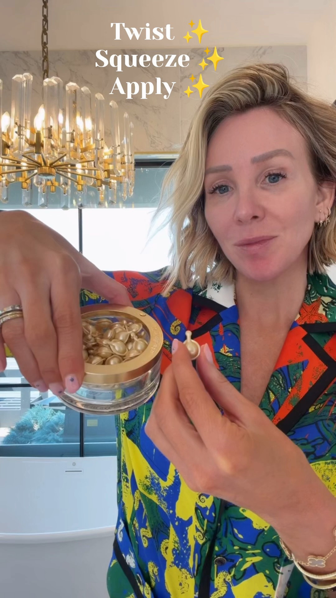 NEW Advanced Gold Ceramide Capsule Serum from @elizabetharden just launched at @Macy's 👏🏻👏🏻👏🏻 gentle, effective and so fun to apply! #macyspartner #ElizabethArdenPartner