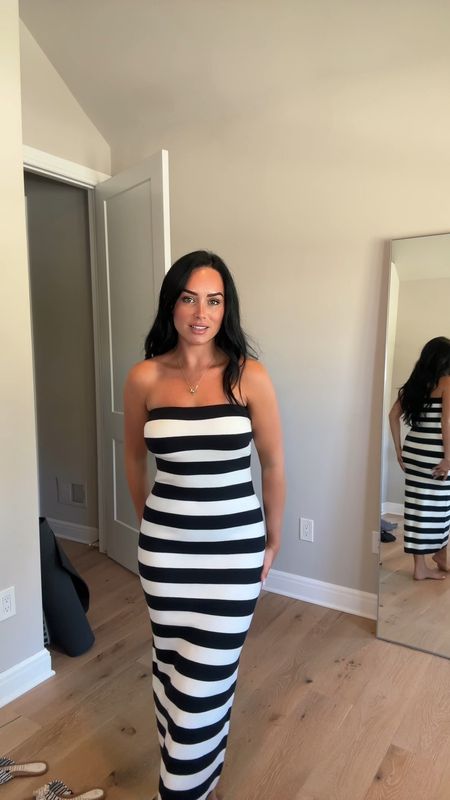 The cutest strapless knit summer dress 🖤🤍

I’m wearing a size small 
Im 5’7, 145lbs, 32DD


Summer dresses, striped dresses, knit dresses, strapless dresses, summer outfits, date night outfit, summer date nights, brunch outfit, knit wear, Abercrombie must haves, Abercrombie outfit 


#LTKVideo #LTKStyleTip #LTKSummerSales