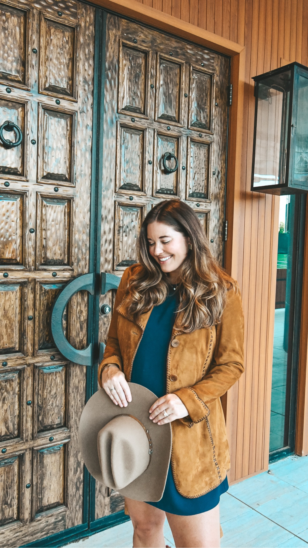 🍂 Fall layers, elevated. The Bailey suede jacket by @OverlandSheepskin is more than just a seasonal staple — it’s a masterpiece of craftsmanship. From the sweeping collar to the hand-finished whipstitching and corozo buttons, every detail is designed to last a lifetime! ✨ Timeless. Versatile. Unforgettable.

#OverlandSheepskin #myOverland 