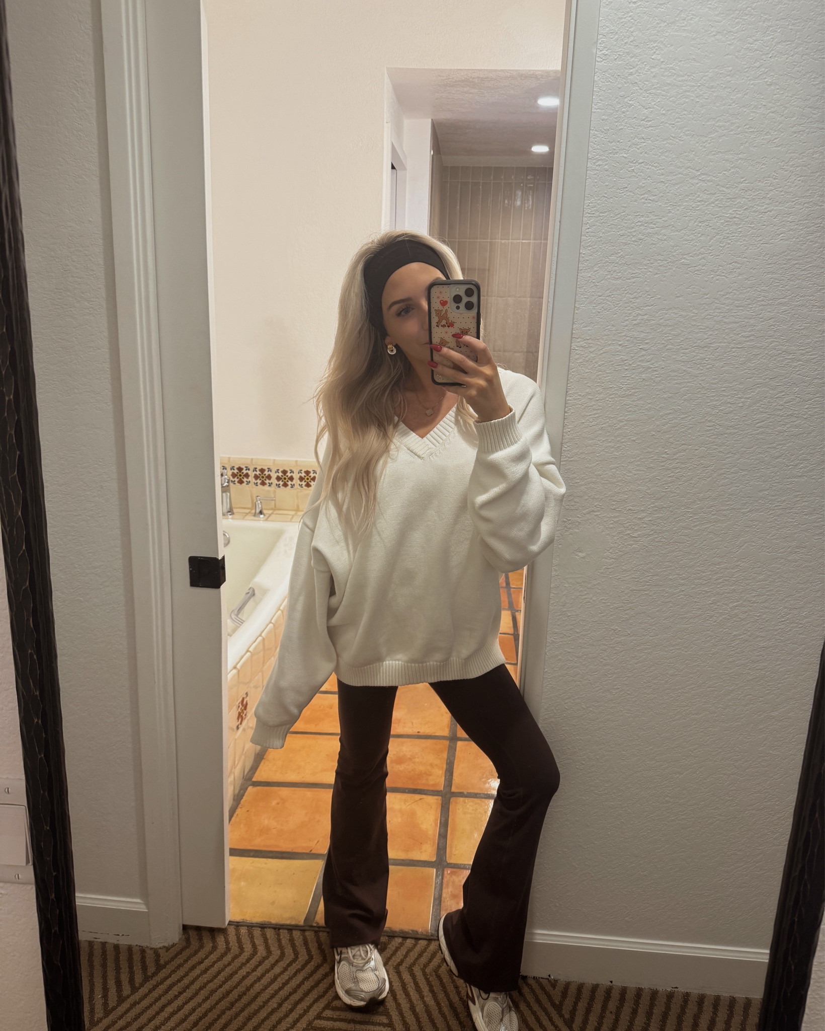 🤍🎧
XL in sweater 
XS in leggings (color espresso)

#LTKActive #LTKSaleAlert #LTKTravel