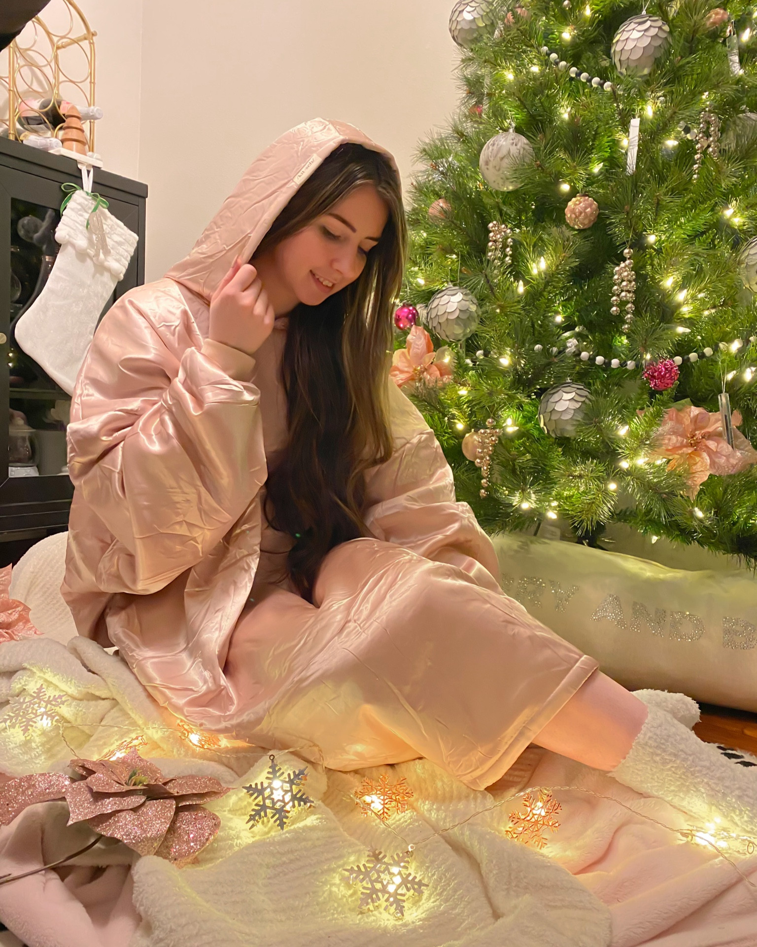 Looking for the perfect gift to put under the tree?🎁The cozy new Glazey from @mykitsch is the best choice for any cozy girl or beauty enthusiast!

The silky, soft material is comfortable for lounging and binge watching Christmas movies🎅The frictionless satin fabric protects your hair and is good for your skin too💖

Best part? Glazey has POCKETS. Somewhere to keep our snacks, phone, lip balm…

Gift Glazey this season, or join the #GlazeySquad yourself! Find Glazey at @mykitsch✨

#LTKGiftGuide #LTKSeasonal #LTKHoliday