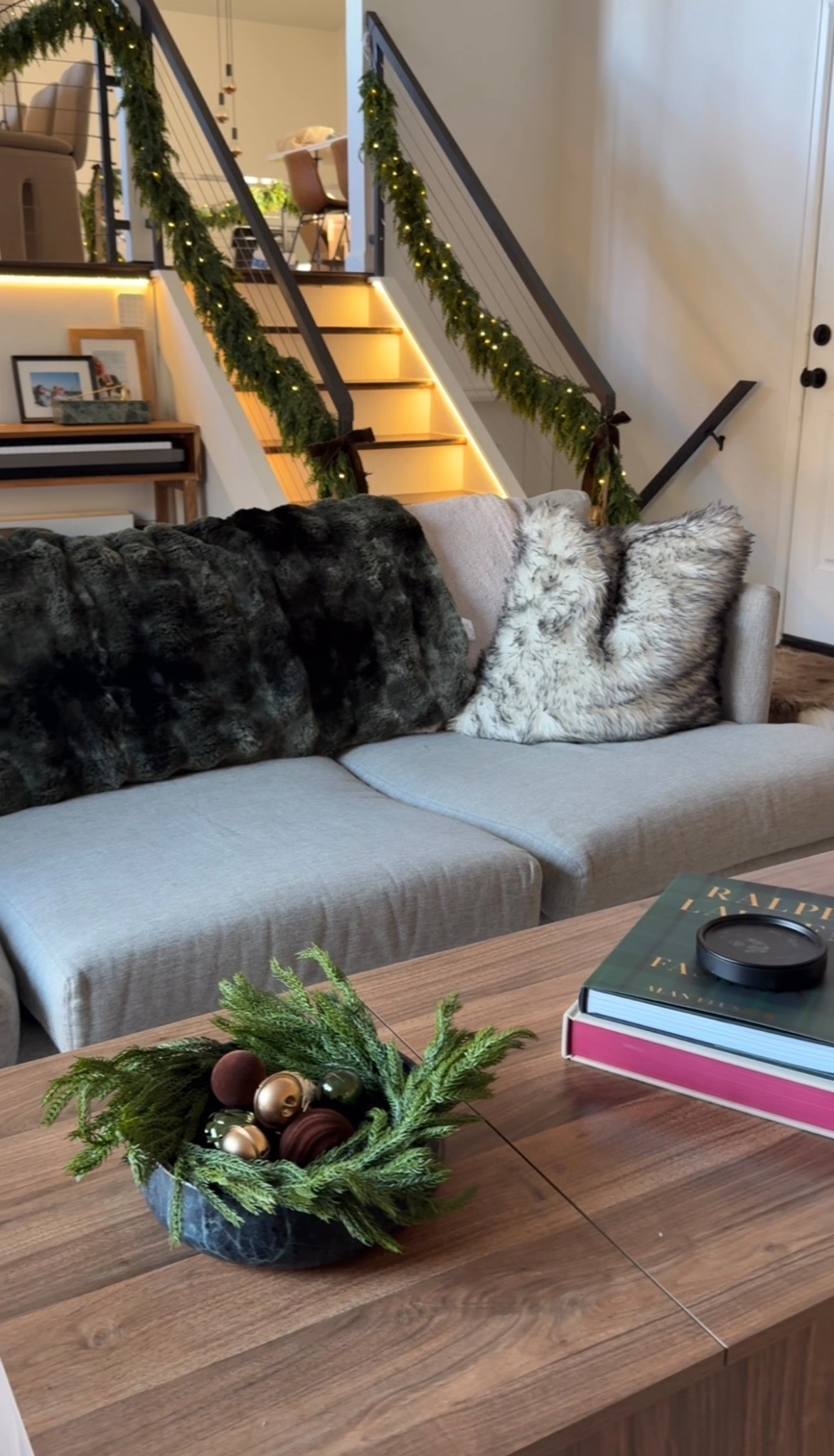 Simple classic Christmas decor 🤎🌲

#LTKSeasonal #LTKHome #LTKHoliday