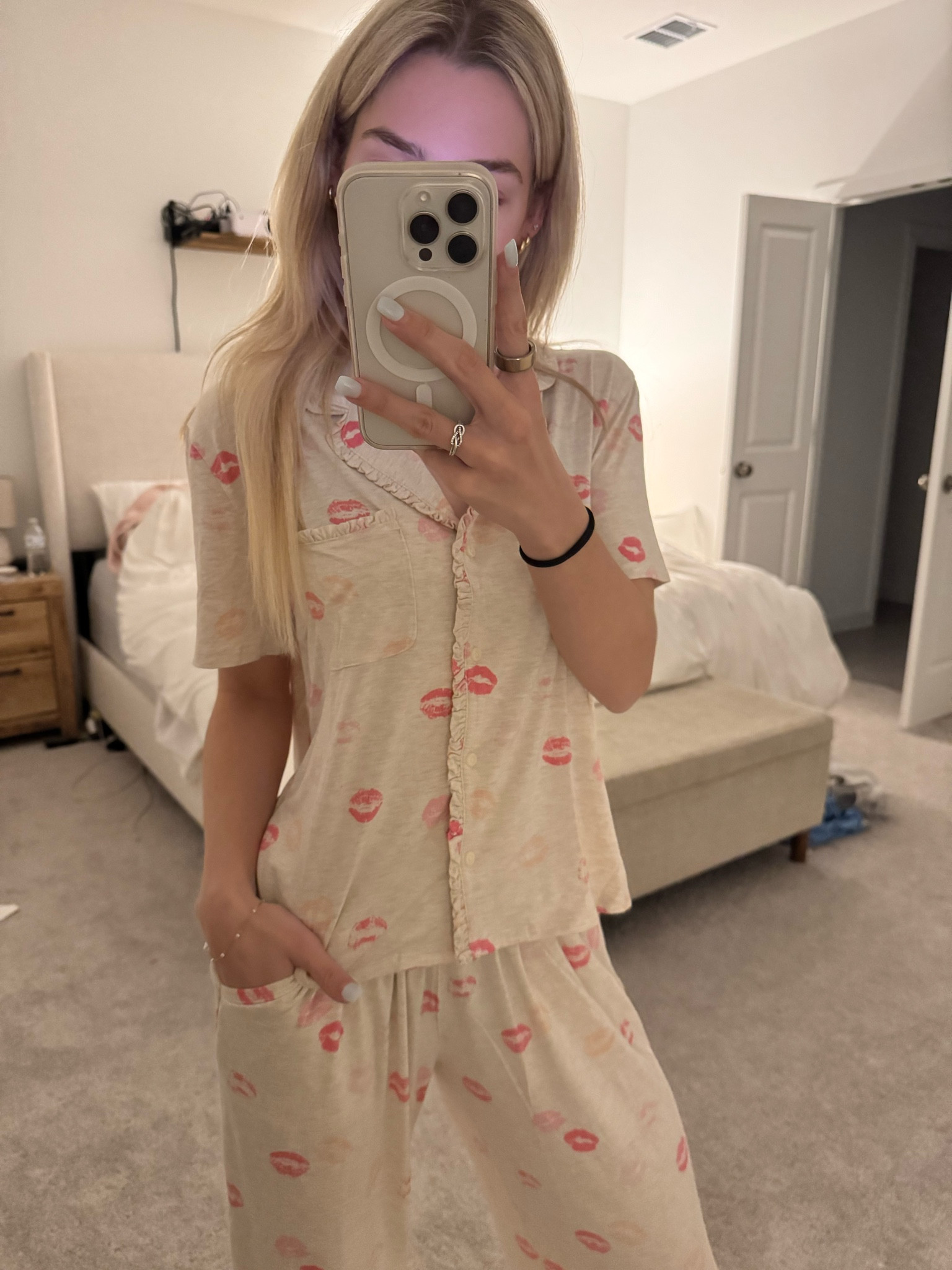 The cutest valentine’s pjs💗 wearing an XS in both!

#LTKValentine #LTKselfcare