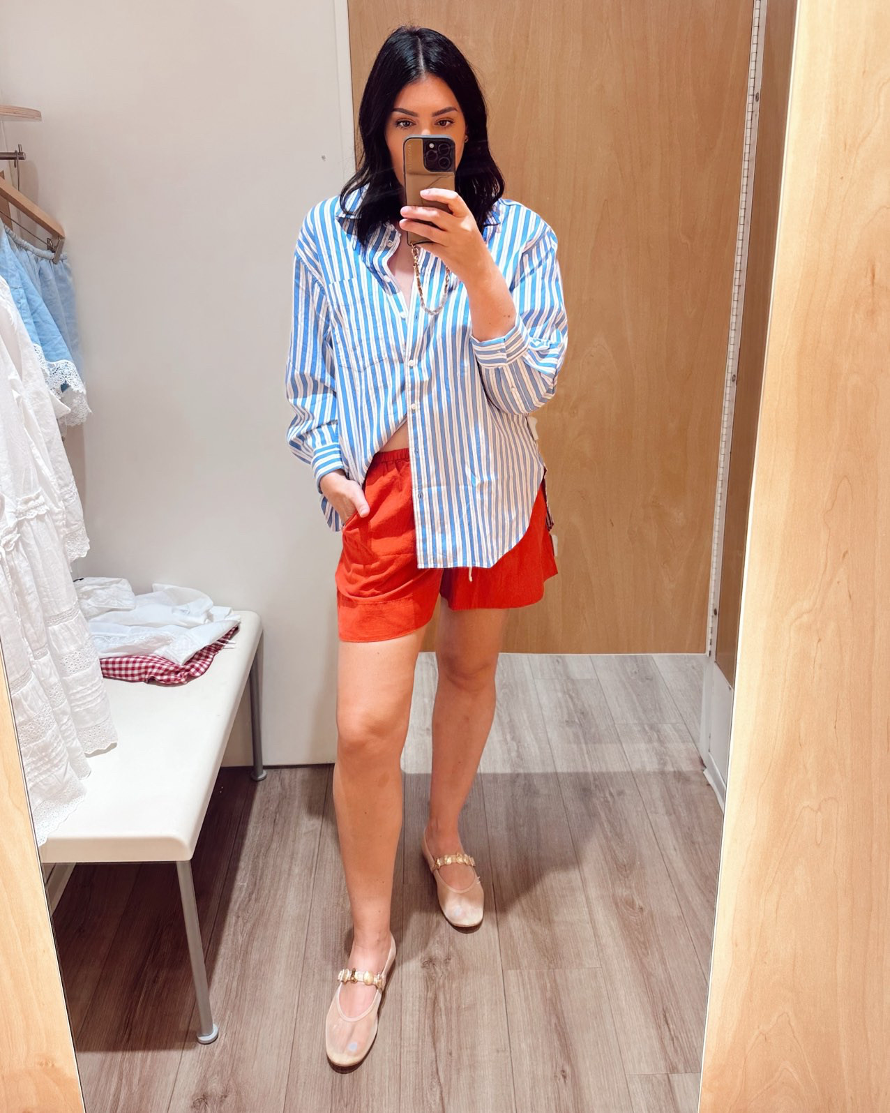 One of my favorite tops ever from Gap. I love the Big Shirt, it keeps its shape and it's perfectly oversized. I'm in the medium here. 

The shorts run big! I'm in the m medium, they fit perfectly loose! 

 