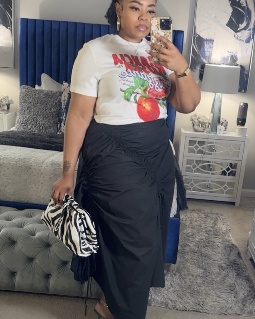 Proof that black belongs in every season✨A little statement, a lot of style🖤