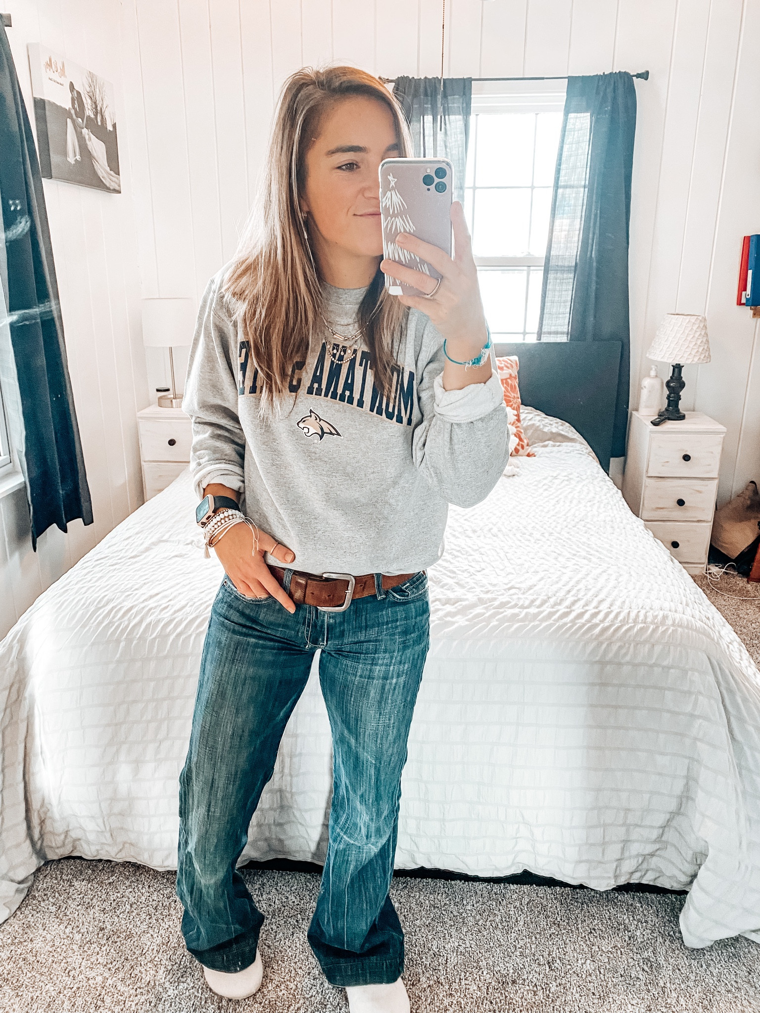 Women’s fashion
Crewneck sweatshirt 
Western style 
Comfy clothes 

#LTKstyletip #LTKSeasonal