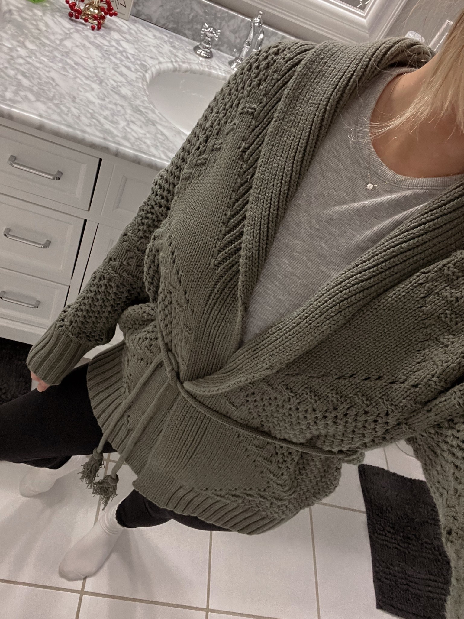 cutie cardi comes in a few colors!! wearing xs

#LTKHoliday #LTKootd