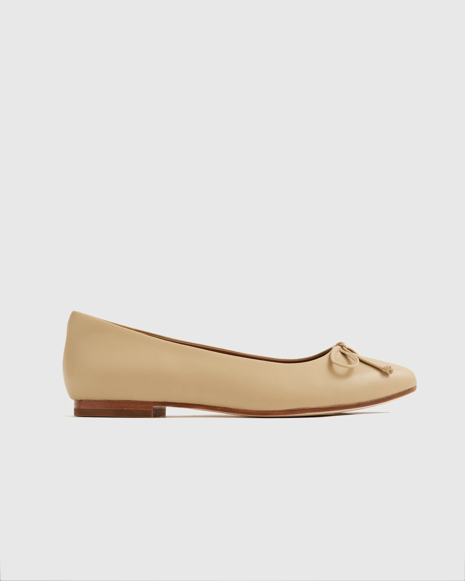Quince | Women's Italian Leather Pointed Bow Flat in Almond, Size 5 | Quince