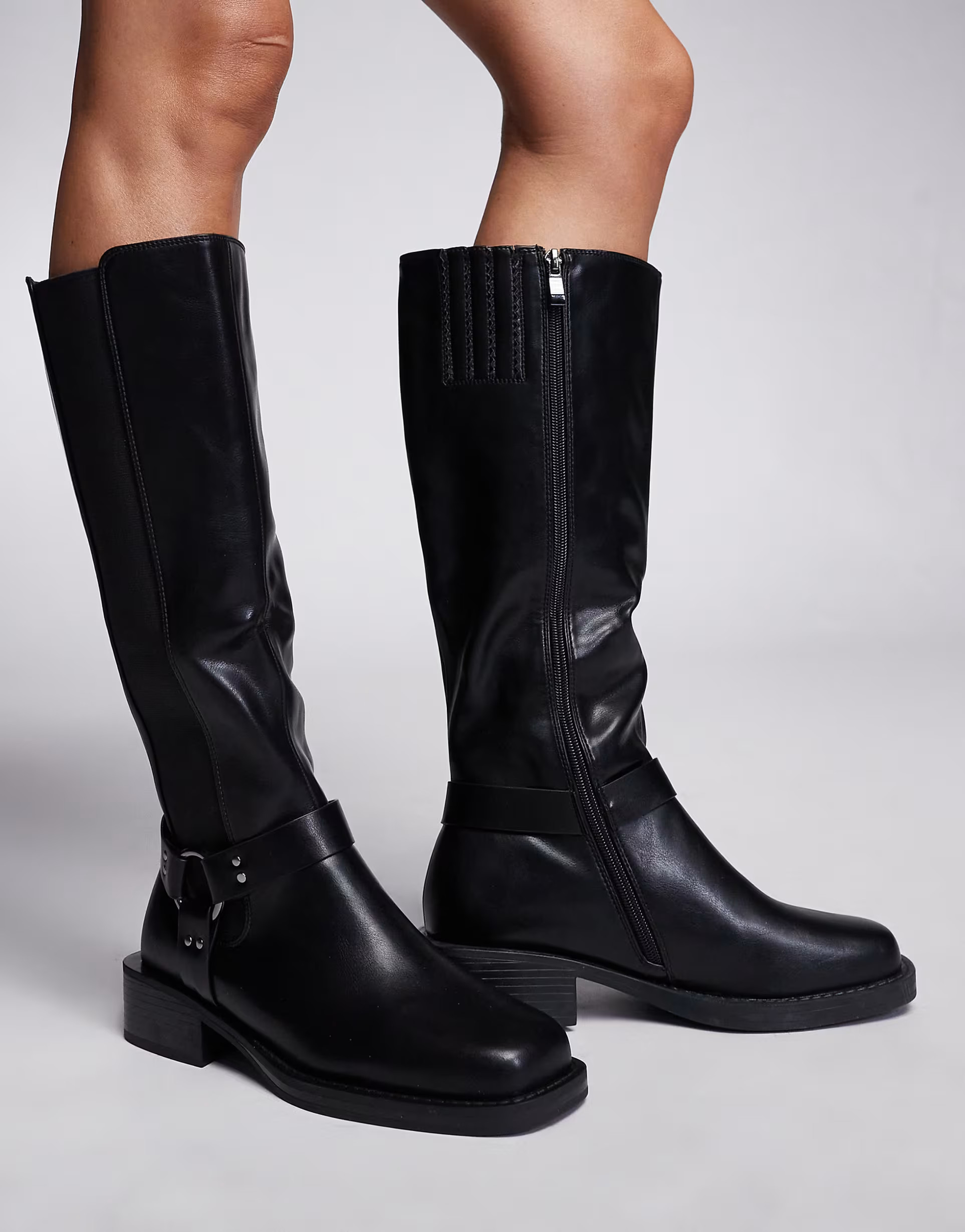 SIMMI London Wide Fit – Collins – Kniehohe Stiefel in Schwarz mit Schnallen, weite Passform | ASOS (Global)