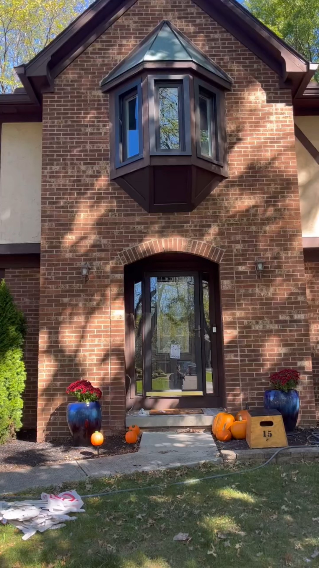 Just your average Tuesday… gluing skeletons to the house so it looks like they’re staging a bony home invasion. 🦴💀🎃
Hot glue, zero regrets.
#DIYHalloween #SkeletonCrew #SpookySeason #HalloweenDecor #HotGlueHero