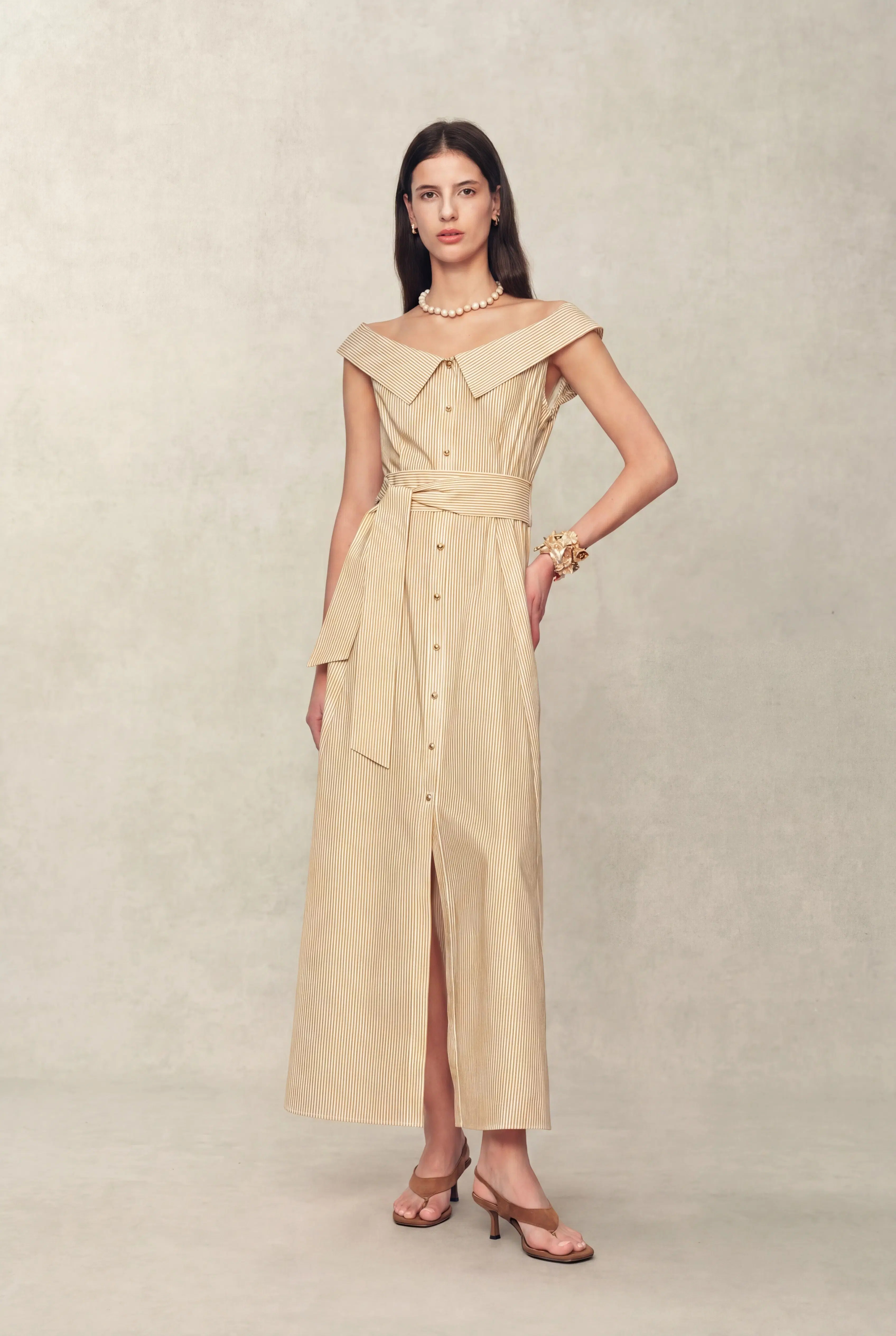 Claudia gestreiftes schulterfreies Hemdblusenkleid mit G\u00fcrtel aus Baum | Fabrique