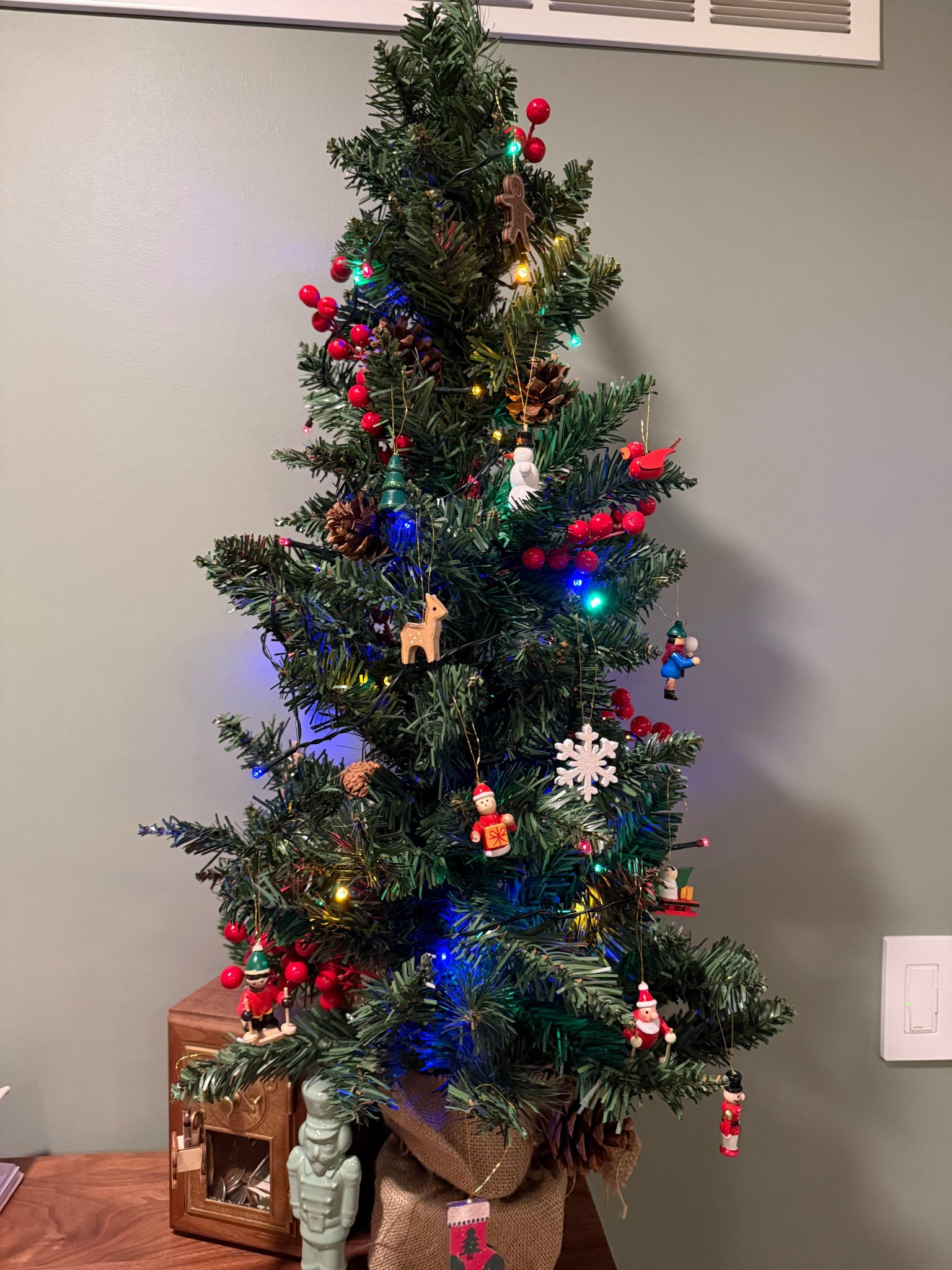 Old fashioned mini wooden ornaments for kids bedroom tree 