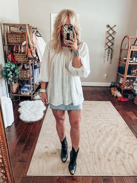 •Linen top size M and from @threebirdnest - here’s the link 👉🏼
https://collabs.shop/uuhthe
•Denim skirt older from last year 
•Boots TTS 
Concert outfit 

#LTKOver40 #LTKShoeCrush #LTKStyleTip