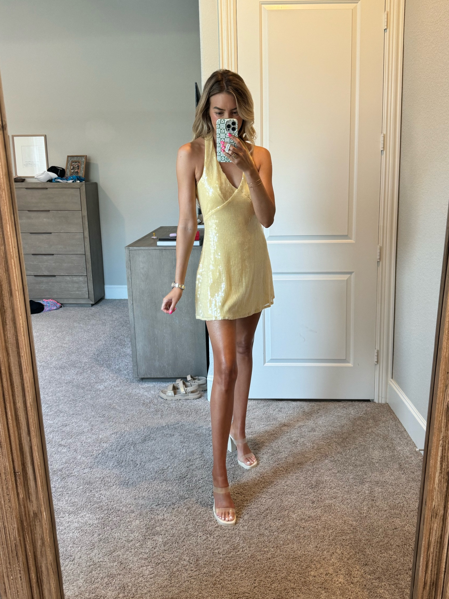 Such a fun pale yellow sequin dress for a GNO ✨