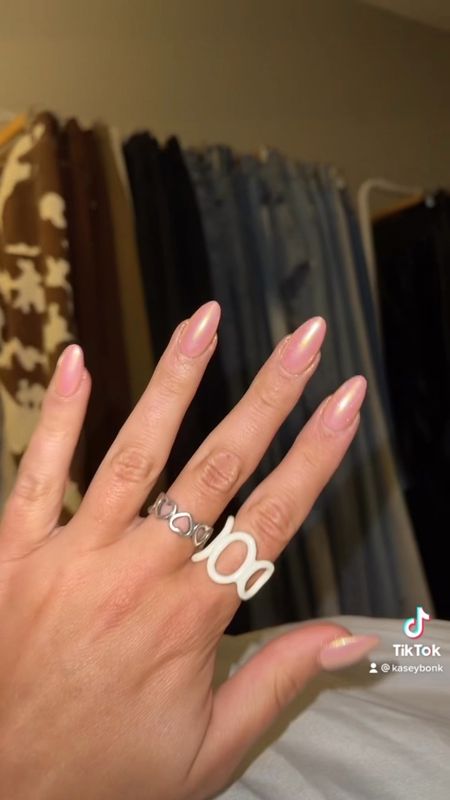 creme d nude polish with the mermaid chrome topper ✨💅


nails / chrome nails / glazed donut nail

#LTKbeauty #LTKstyletip