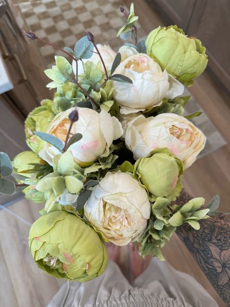 Amazon faux peonies🌿🌼 they’re so dang pretty! Several other colors as well! ☺️

Home decor / florals / home finds / Amazon  

#LTKStyleTip #LTKFindsUnder50 #LTKHome