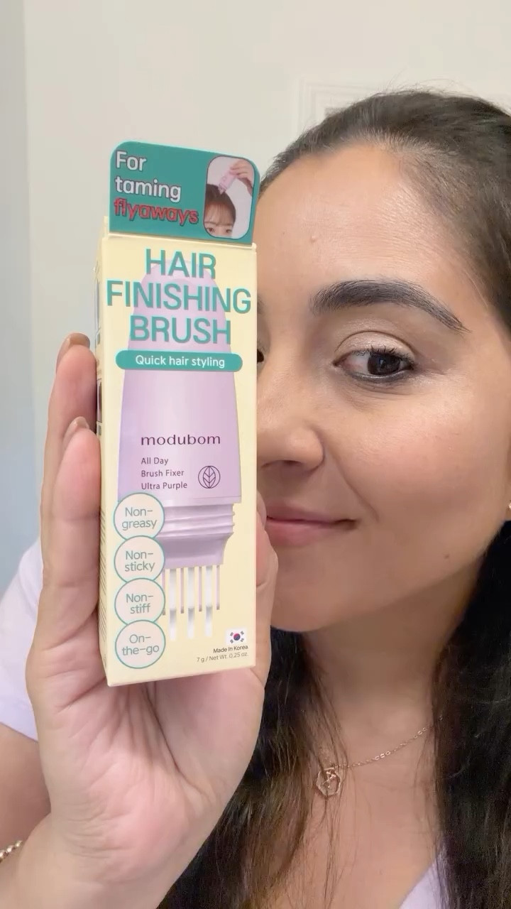 Obsessed with the Modubom all day brush fixer ultra purple 💜 it smooths, styles, and keeps everything in place without that crunchy feeling. Just brush and go—perfect for quick touch-ups anytime, anywhere. #modubom #flyawayhack #alldaybrushfixer #hairhack #modubom_official @modubom_official @modubom_global