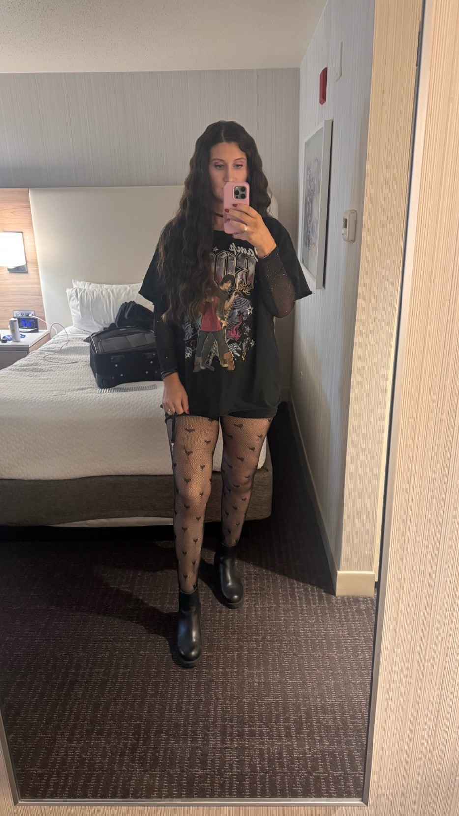 Affordable, easy and comfortable outfit for the Demi Lovato tour! 

Concert outfit, Demi lovato, oversized T-shirt
