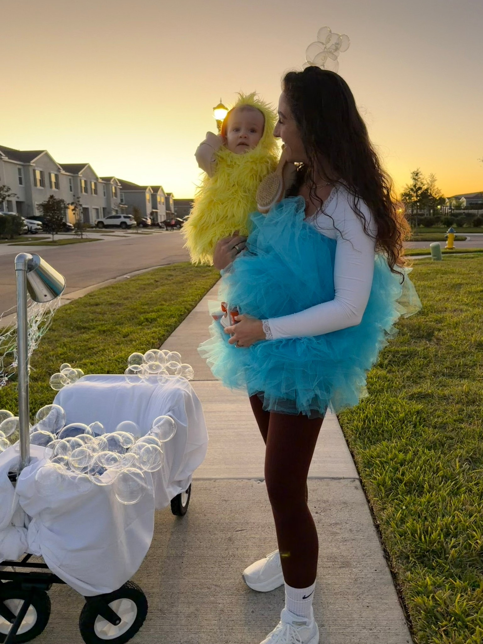 Mom was a loofa this year 🫧 our little rubber ducky was a hit. The diy bubble bath wagon really added to the costume. My husband really came through with the shower spout 
.
.

#partyballoons #balloons #bubbleballoons
#diyhalloween #halloweendiy
#diywagon #familyof3
#familycostume
#rubberducky #rubberduck #rubberduckcostume #firsthalloween

#LTKSeasonal #LTKKids #LTKParties