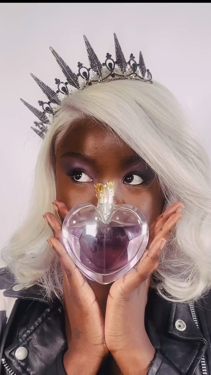 My own Princess! With my favourite base notes Vanilla and Amber, Vera Wang Princess is the perfect blend of fresh, sweet and fruity! You can find it at @pricelineau #verawangprincess *ad