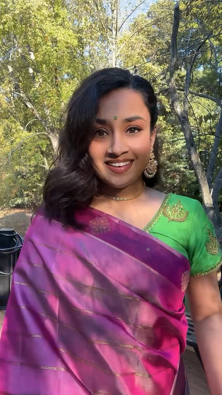 Diwali transition inspo ✨

Sari: @vlzaris 
Jewelry: @bypavoi @mejuri 

#diwali #transition #handloom #indian #fashion