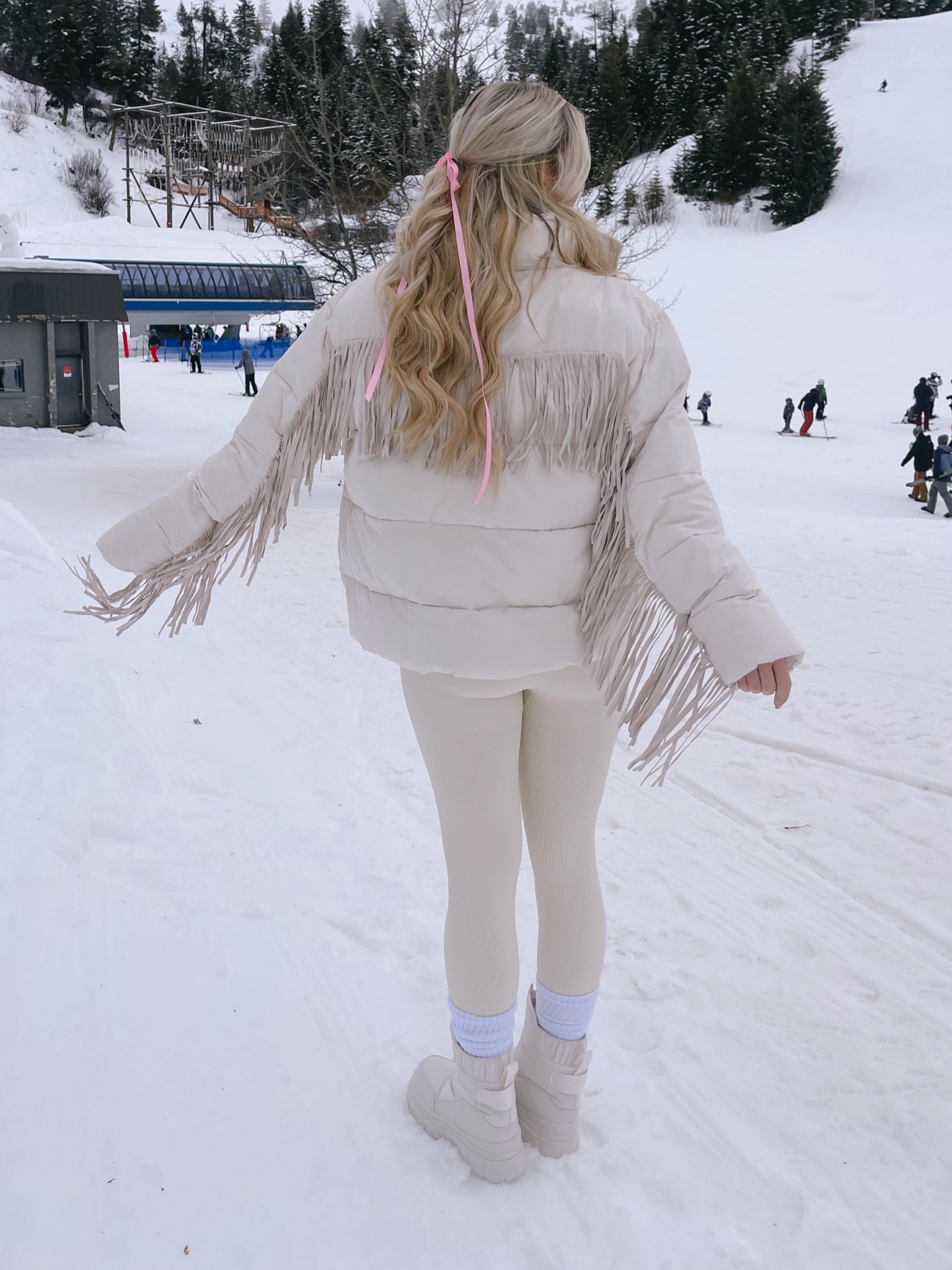 Snow outfit. Ski outfit. Winter attire. Western winter. Winter whites. Fringe jacket 

#LTKstyletip #LTKshoecrush #LTKSeasonal