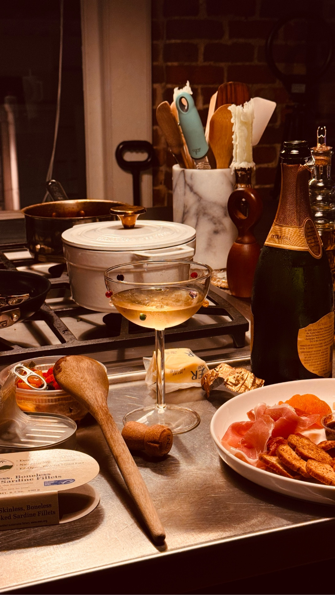 What’s your favorite day of the week? Fridays are mine. A little champagne, a little pizza or charcuterie. A tiny reward for making it through the work week and treating myself to some rest and relaxation. No company needed. #livingsingle