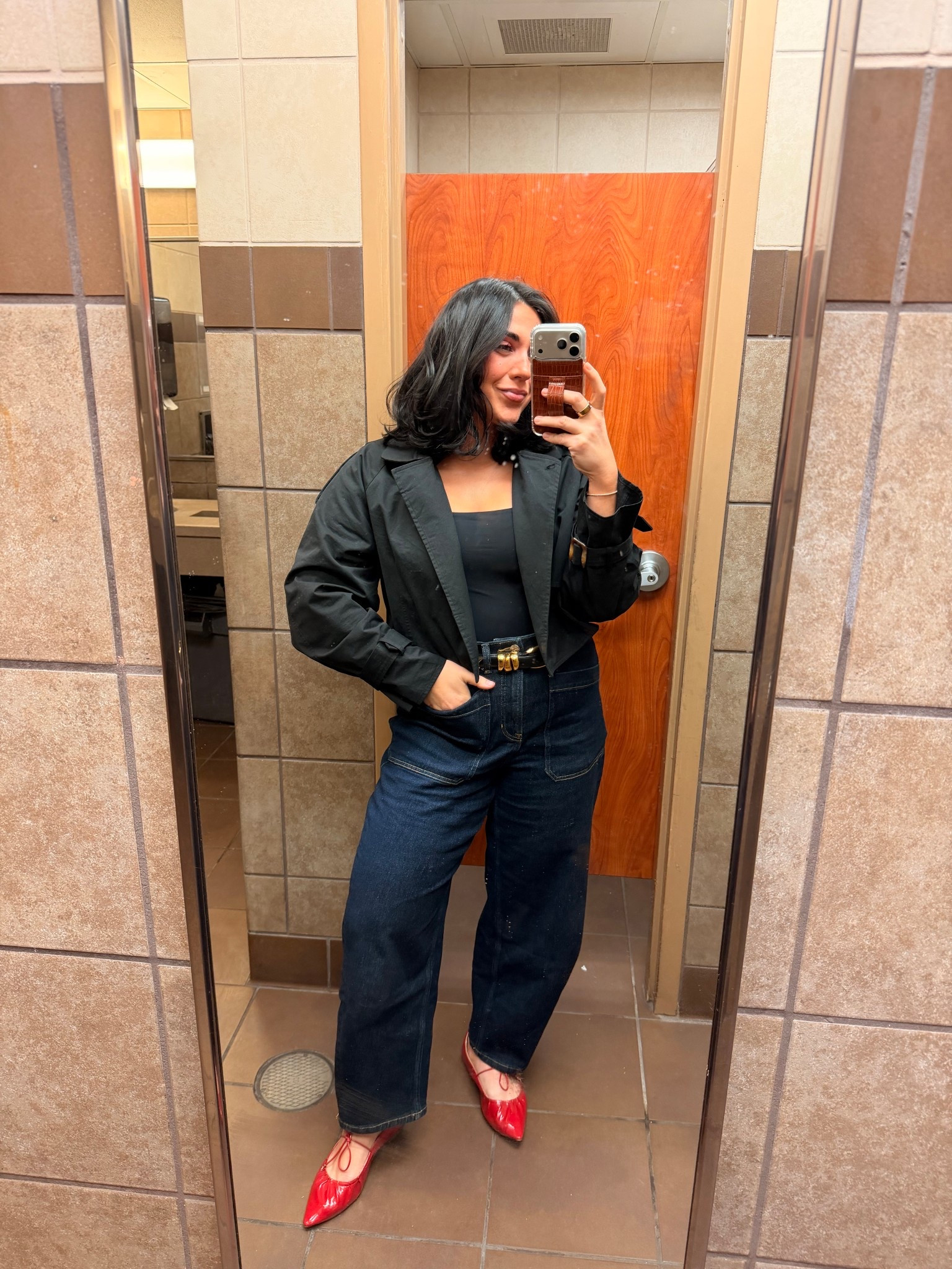 Jeans code Ninaxspanx I’m wearing a size L and they’re slightly big but still very comfy they’re very stretchy and smoothing. Barrel jeans are my fave . The rest is size L. 