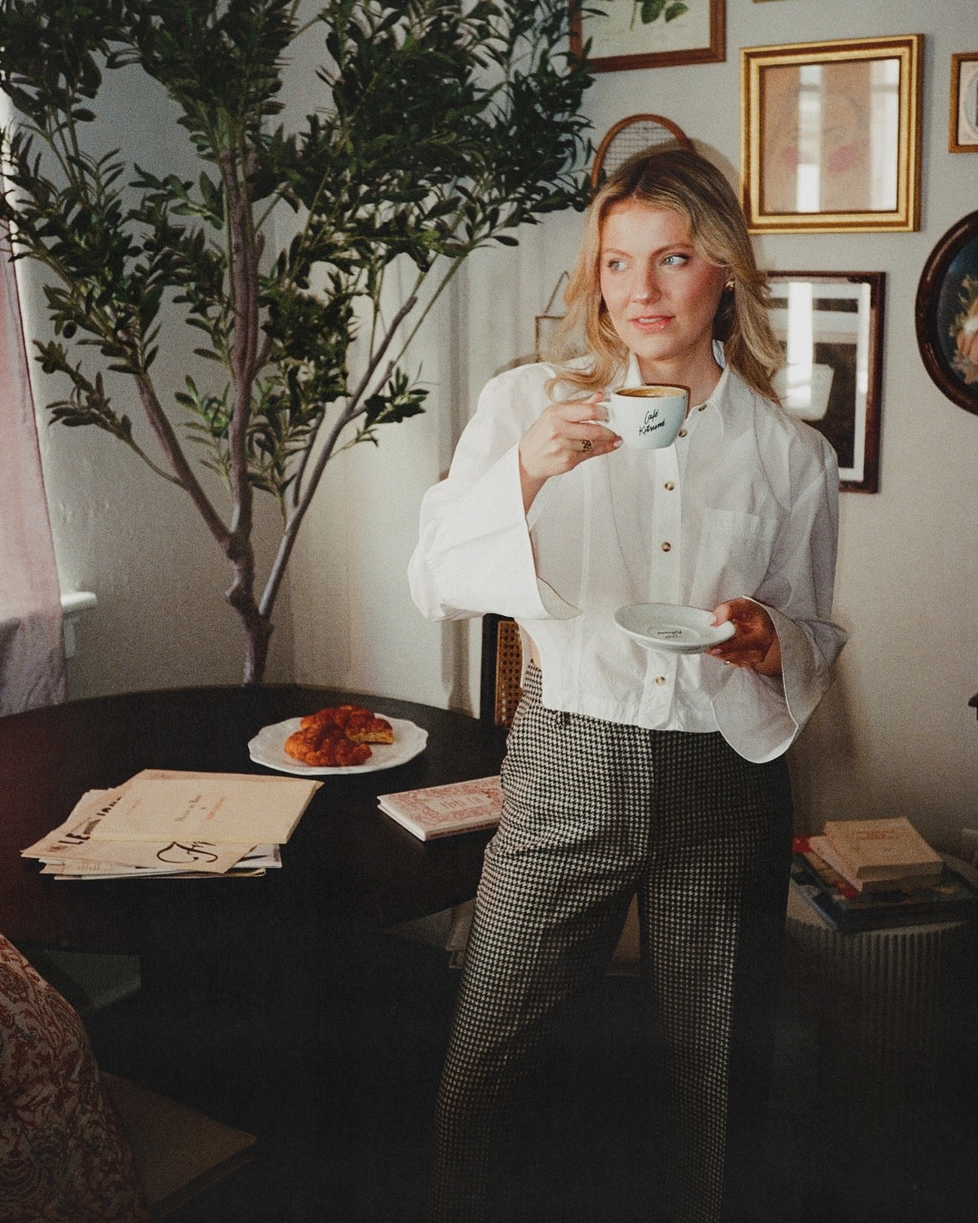 Un café, coming right up🖤our little Parisian café corner, captured on film🎞️ 

Outfit by @sezane 
Café corner by @kathykuohome 
Film developed by @electrafilmlab 

#homedecorideas #apartmenttherapy #parisianapartment #parisianaesthetic #frenchgirlstyle #sezanelovers

#LTKHome #LTKWorkwear #LTKSeasonal