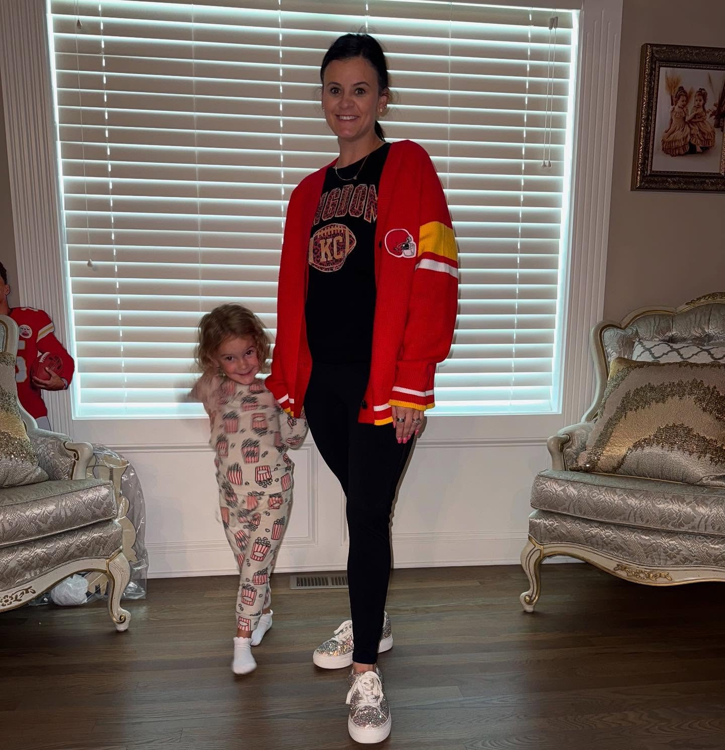 When Stella tells you she wants to take pictures and you need a pic to show off how cute this cardigan is from @loveletterskc 😂 bad lighting but a win win 🤷🏻‍♀️ #momlife #contentcreatorlife #loveletterskc #supportlocal