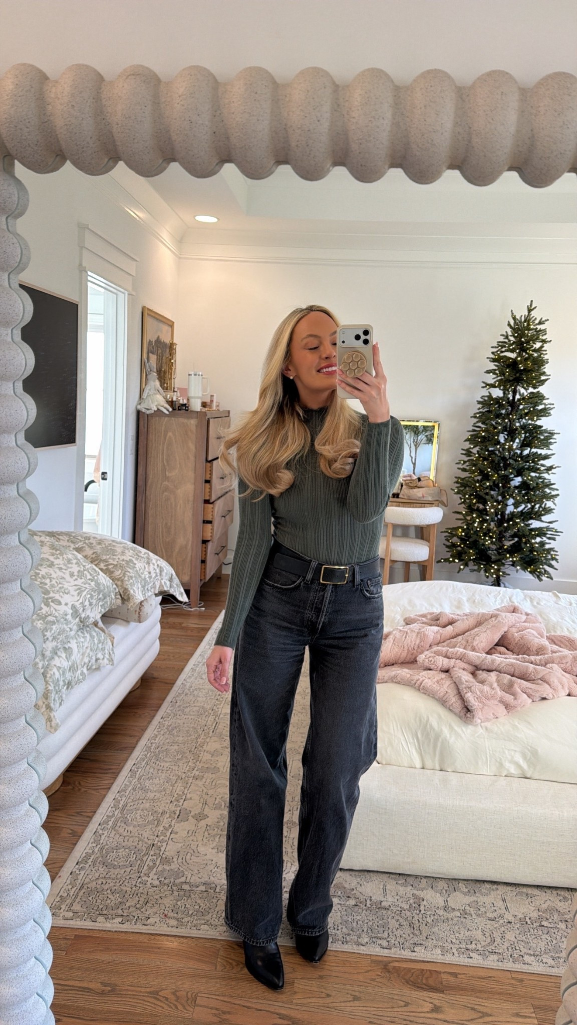 Tonight’s outfit ✨ i have been lovinggg these jeans!! They’re perfectly baggy and so comfortable.

#LTKSeasonal #LTKootd