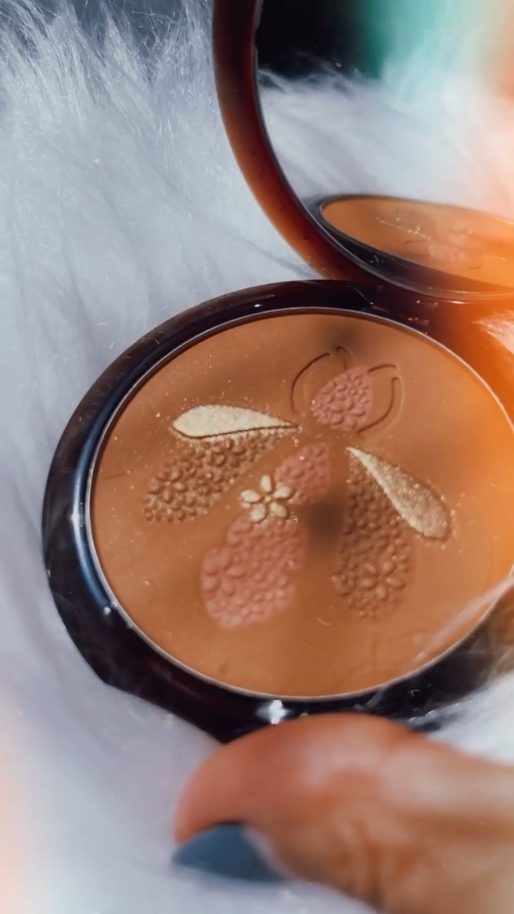 AMOR define esse Terracotta Blooming Bee, edição limitada do icônico #terracotta da @guerlain 🐝💛 Com o famoso logo da nossa abelha que amamos, fica impossível não se apaixonar, mistura os tom bronzeado do terracotta com um leve rosado, a pele fica linda, podendo usar do jeito que quiser, blush, bronzer ou sombra, amo esse jeito multifuncional dele. “Ostenta um lindo floral de abelha, um emblema de longa data da Maison, corado com um toque de rosa e iluminado com um iluminador universal sutil.” A cor é a 03 praticamente universal em todas as peles. O link está nos stories ou me pede nos comentários. O pincel também foi relançado e está ainda mais charmoso, eu amei! #makeup #guerlainmakeup #guerlain #guerlainbrasil #dicasdebeleza #dicasdemaquiagem #maquiagem

#LTKbrasil #LTKbeauty