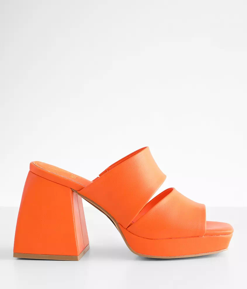 Lucy Sandal | Buckle