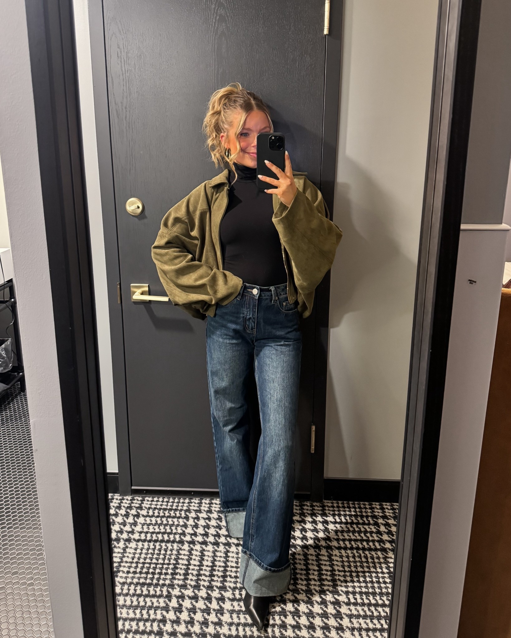 Jeans run big, I’m wearing the XXS and I’m a usual 25! 
Jacket is size small! 