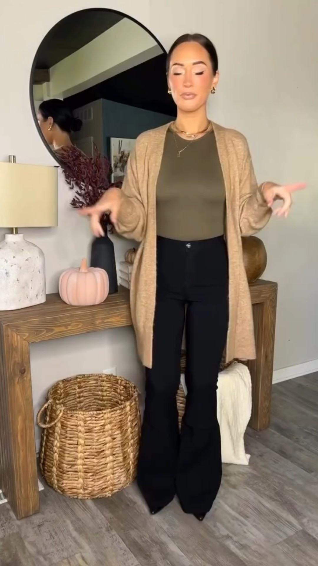 they knocked it outta the ballpark with these flares 🥵

@willowchicboutique use CHELSIE20 for extra savings 😋 

#willowboutique #willowboutiqueclothing #flarejeans #blackdenim #denimyourway