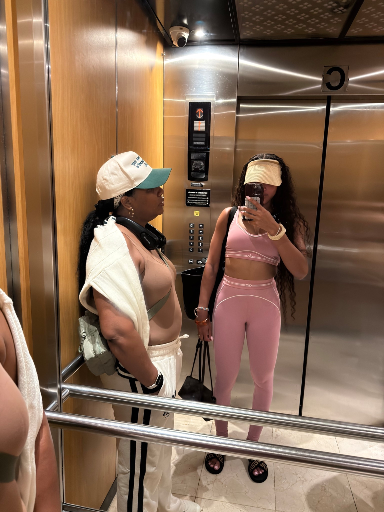 Running errands never looked this cute 😎👜 Easy, cozy, and stylish.

#LTKTravel #LTKActive #LTKFindsUnder100