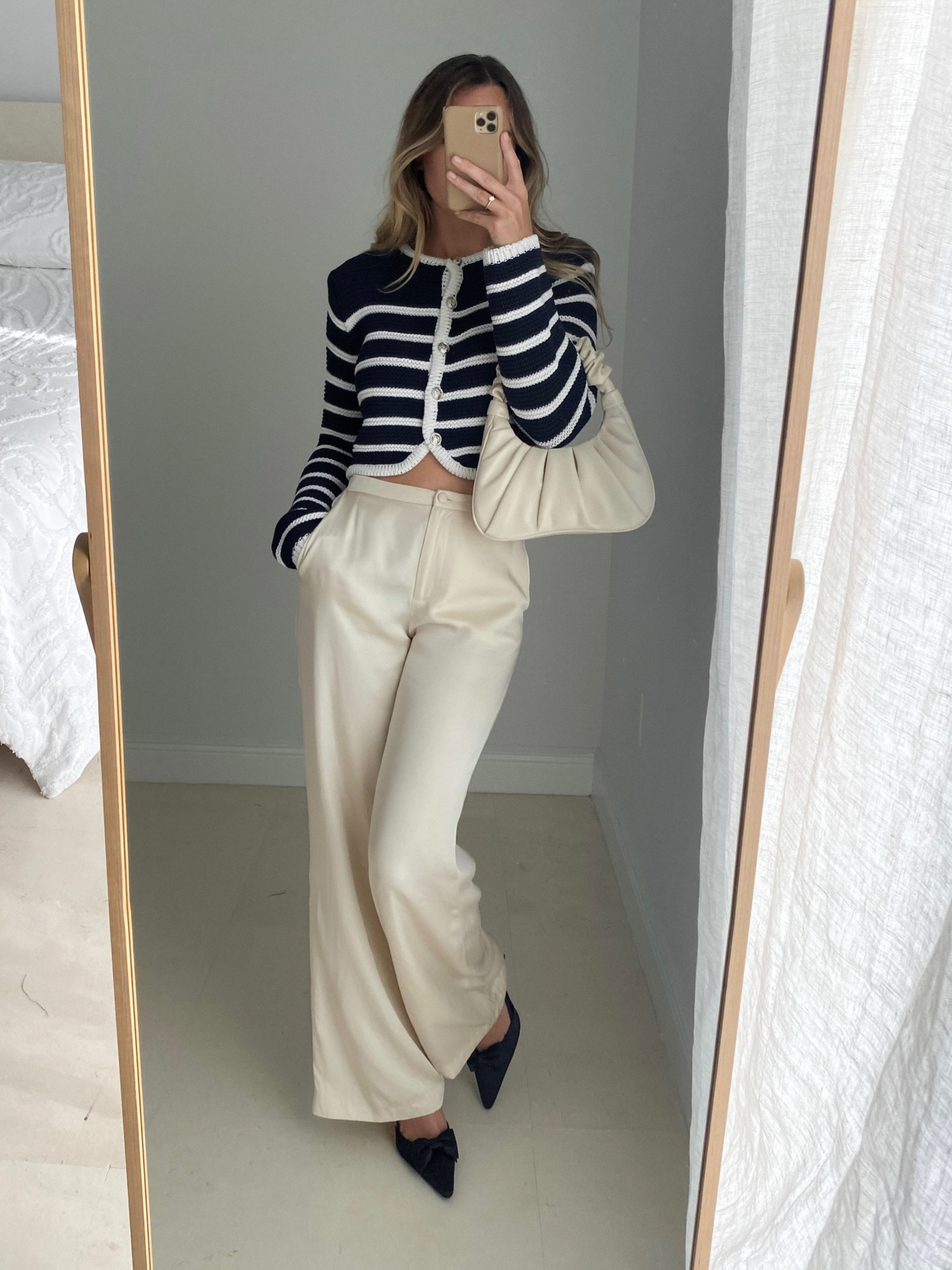 channeling my inner French girl 🥖🇫🇷

Wearing Source Unknown knit cardigan (linked similar), the comfiest satin pants by Rosaé (linked similar), Manolo Blahnik satin slingback pumps and JW Pei bag. Bisous 🫦