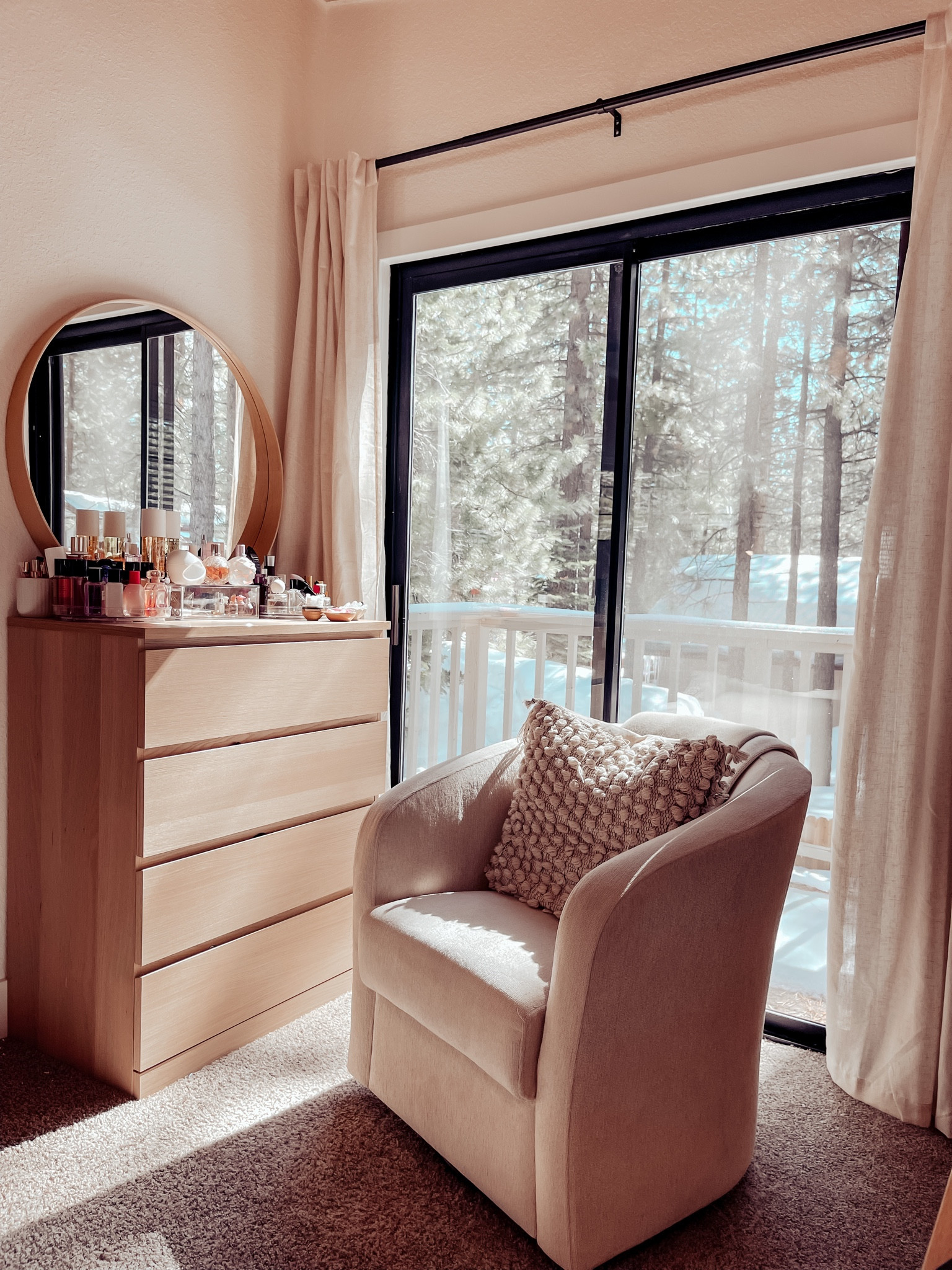 Cozy sitting area 📖 🌲 



#LTKhome #LTKstyletip #LTKunder100