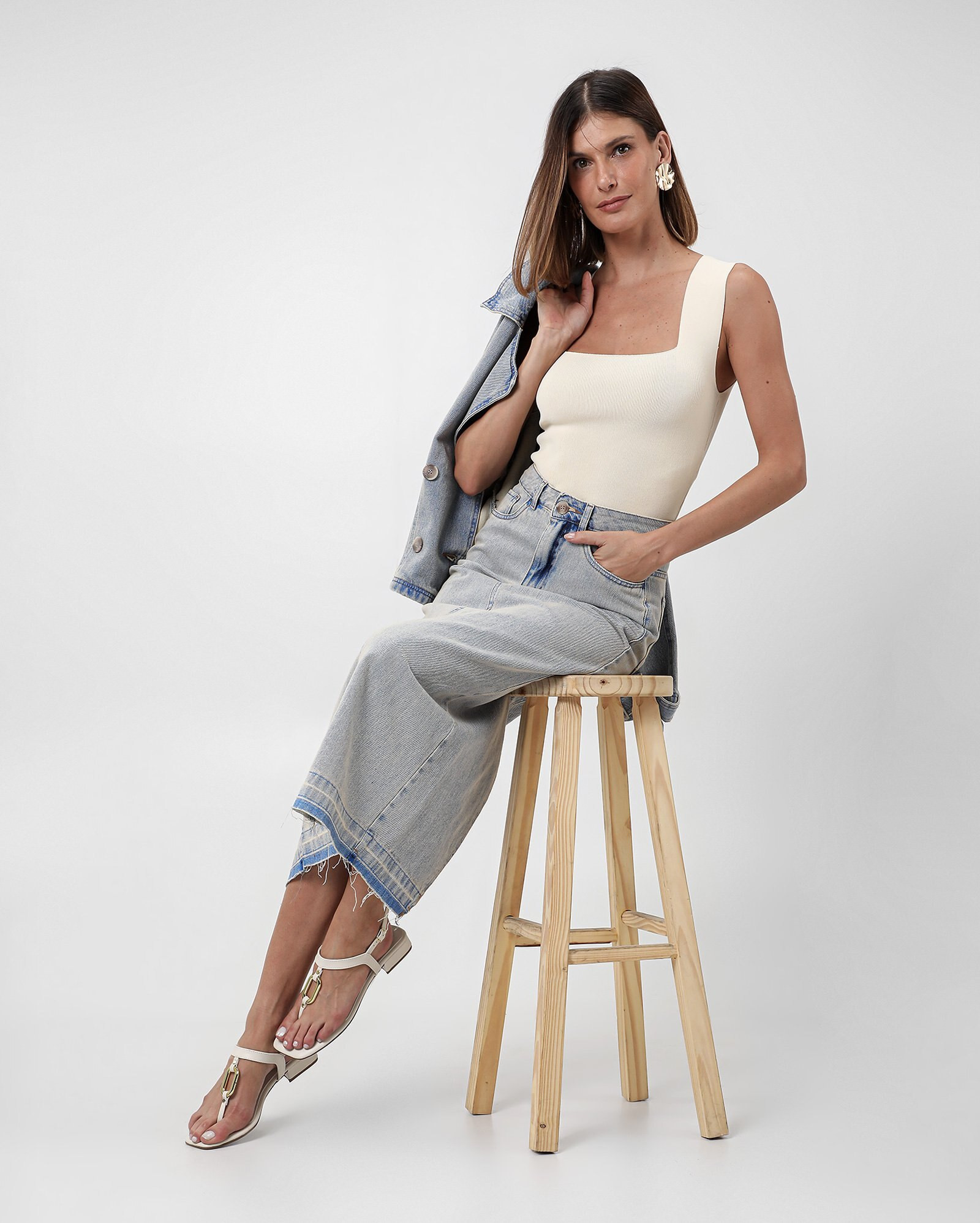 Saia jeans midi reta estonada barra desfiada denim claro | Pool Jeans | Riachuelo (BR)