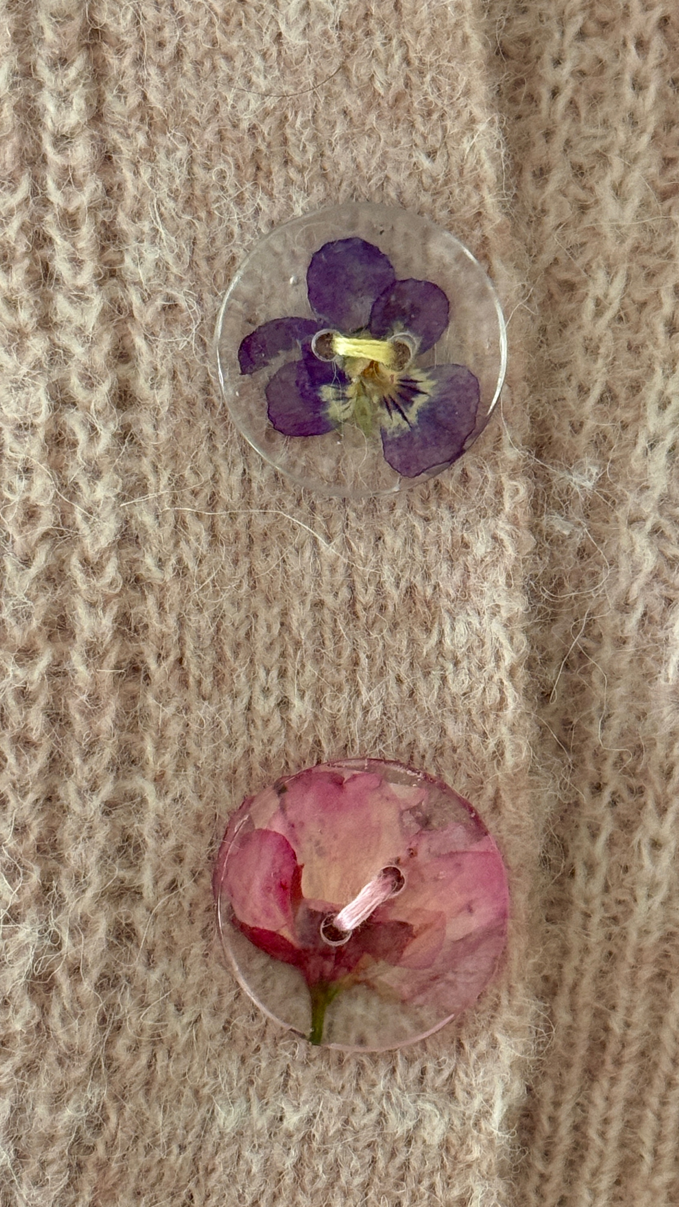 I learned something today! took some simple sweaters and turned them into something special with pressed flowers leaves and resin.  I feel like spring’s arrived when I put these on.  

.

.

.

.



#DIYfashion #UpcycledStyle #WildflowerMagic #HandmadeWithLove #pressedflowers #CottagecoreAesthetic #SweaterWeather #classicspring #SustainableFashion #CraftyGirl #HandmadeButtons #diyfashion #CreativeProcess #BeforeAndAfter #flowerbuttons



#LTKHome #LTKStyleTip #LTKFindsUnder50