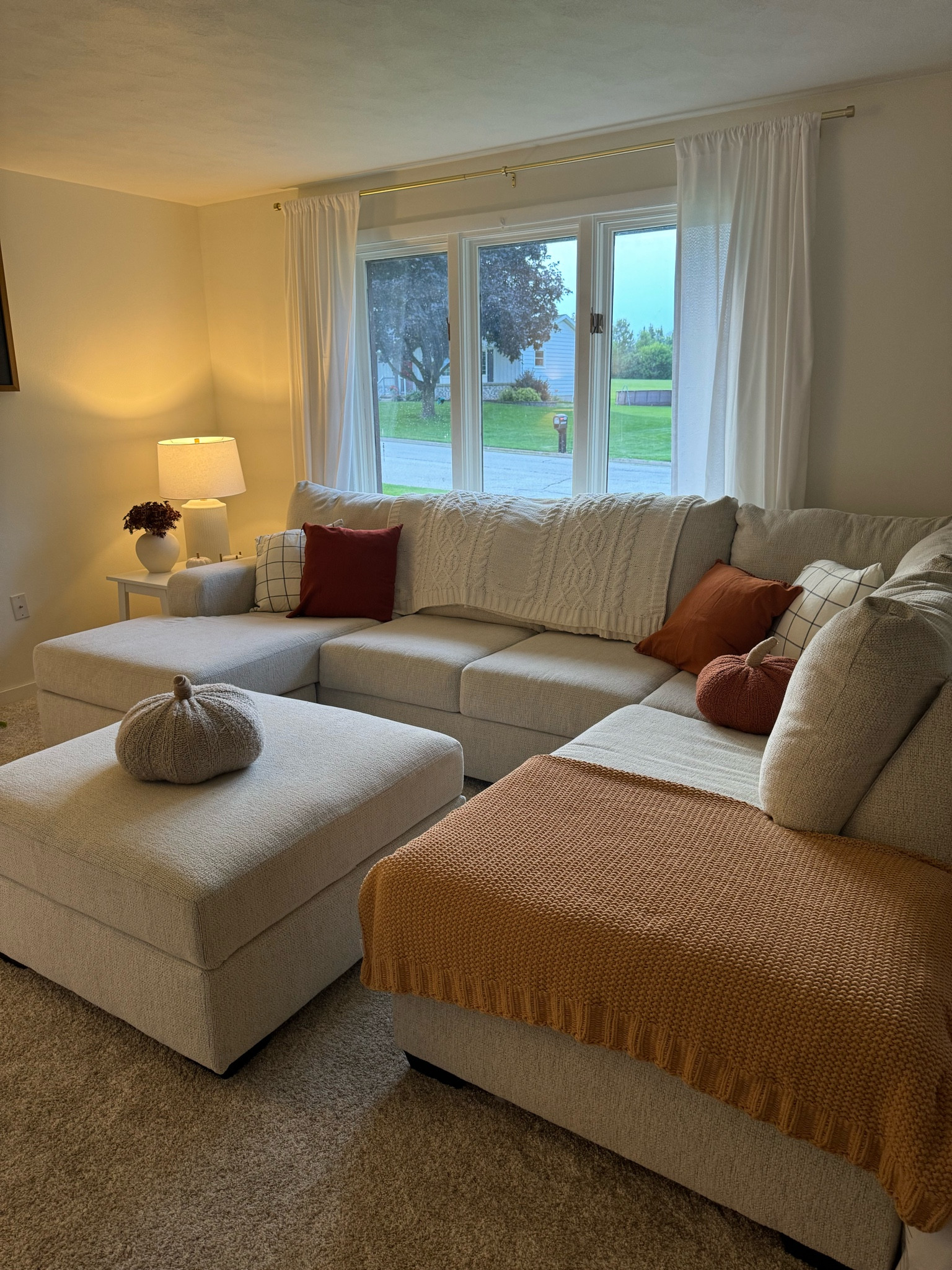 My fall living room 🎃🍂

#LTKHome #LTKSeasonal #LTKStyleTip