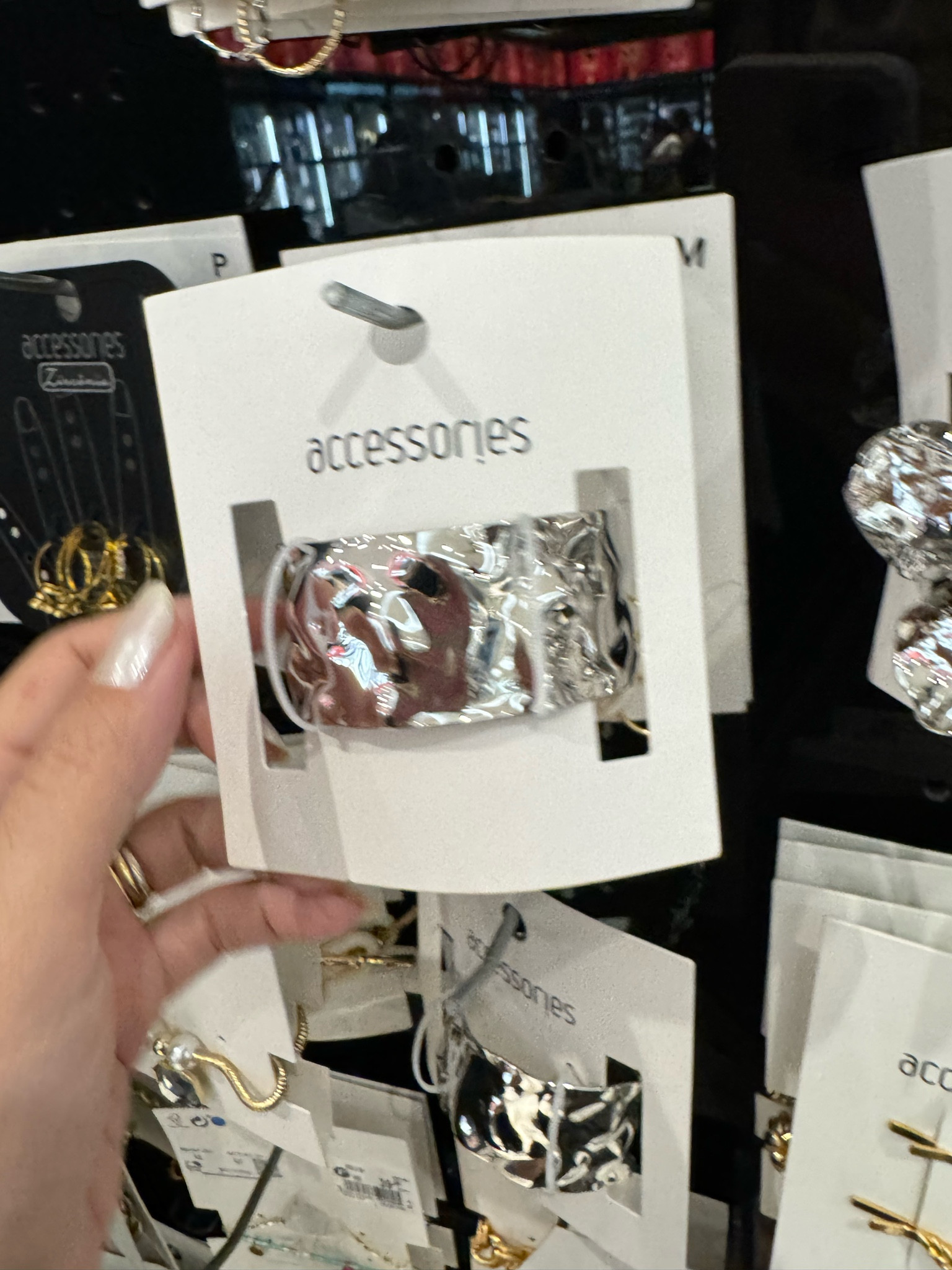 Os braceletes serão acessórios muito usados neste inverno, principalmente por cima das mangas de camisas e tricots 

#LTKbrasil #LTKover40 #LTKworkwear