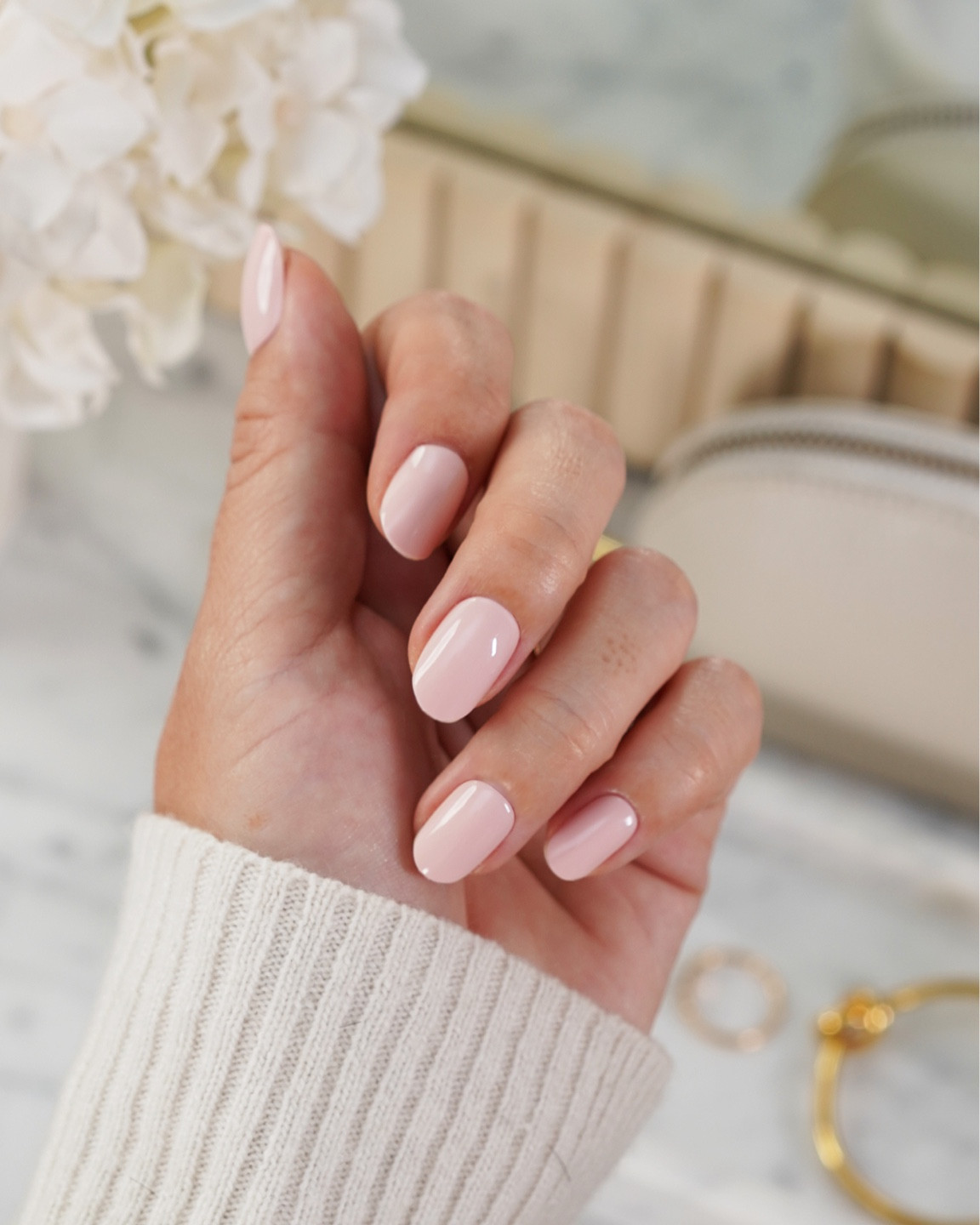 #AD Found the perfect short neutral nail set with the @oliveandjune Super Stick Mani in their Extra Short / Pointe combo. Love their range of neutral nail polish colors and am so excited to see their best selling shades also in the Press-On format.
 
They’re super easy to apply at home and come with 16 different nail sizes for your perfect fit. Find them now at @target.
 
#Target
#TargetPartner
#oliveandjunepartner

#LTKbeauty